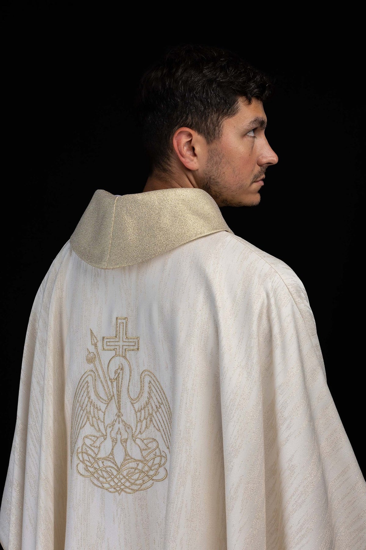 Chasuble écrue avec broderie dorée représentant un pélican