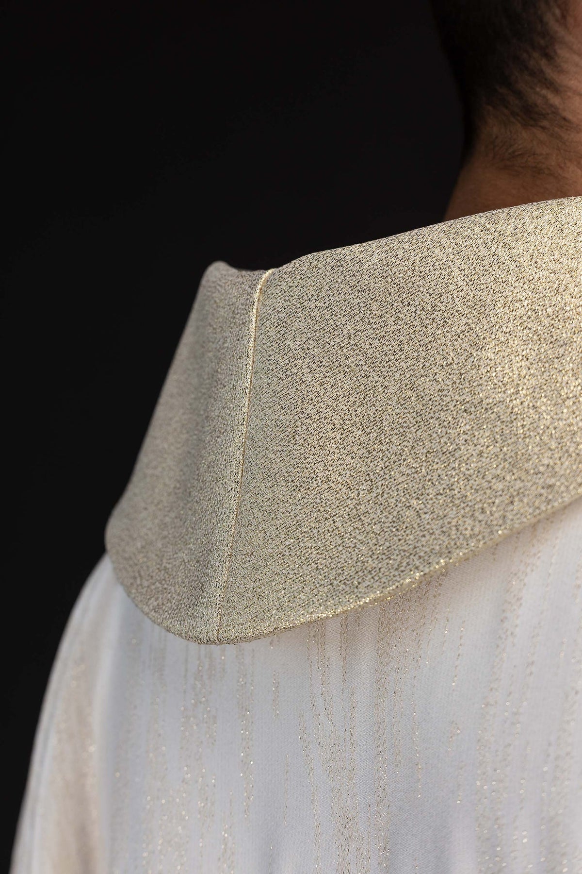 Chasuble écrue avec broderie dorée représentant un pélican