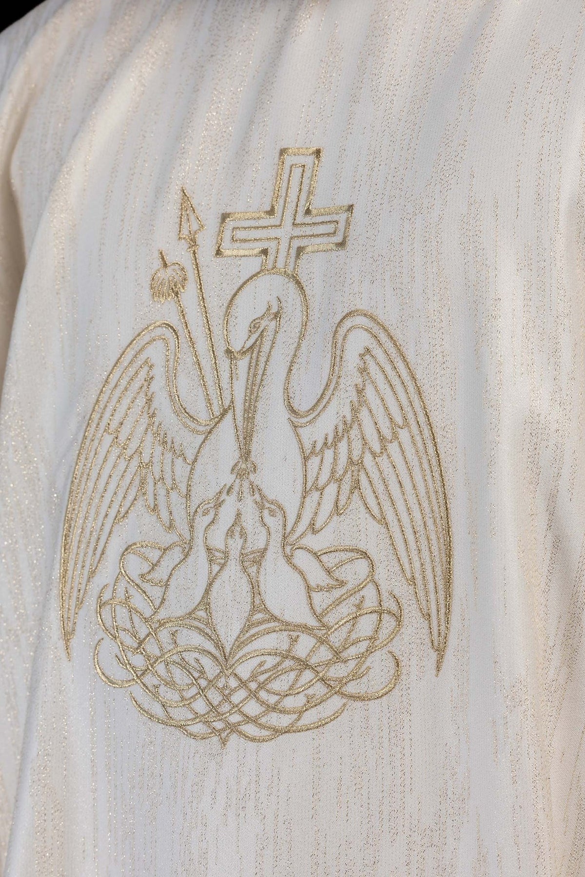 Chasuble écrue avec broderie dorée représentant un pélican