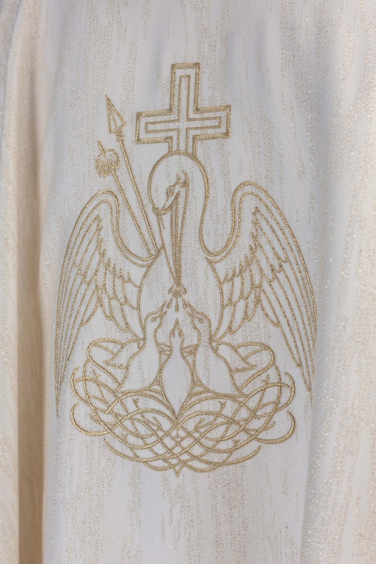 Chasuble écrue avec broderie dorée représentant un pélican