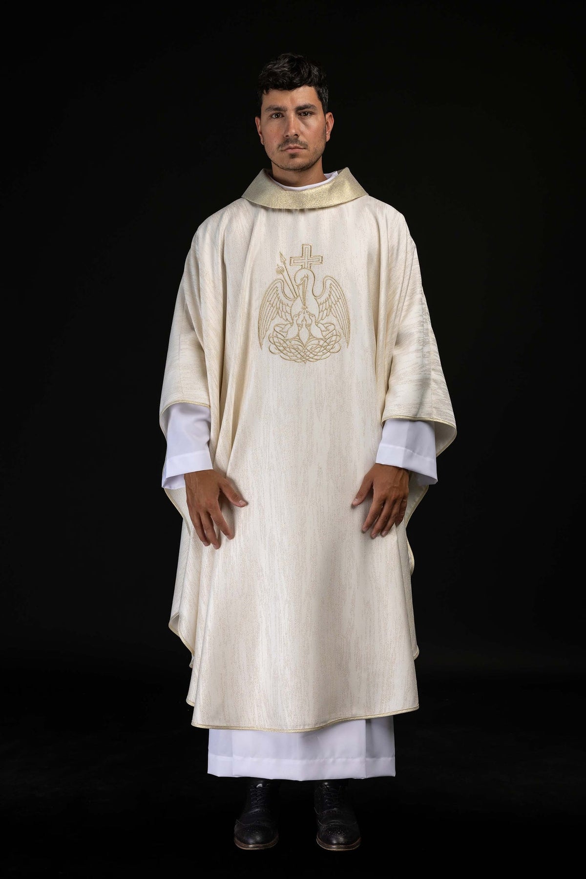Chasuble écrue avec broderie dorée représentant un pélican