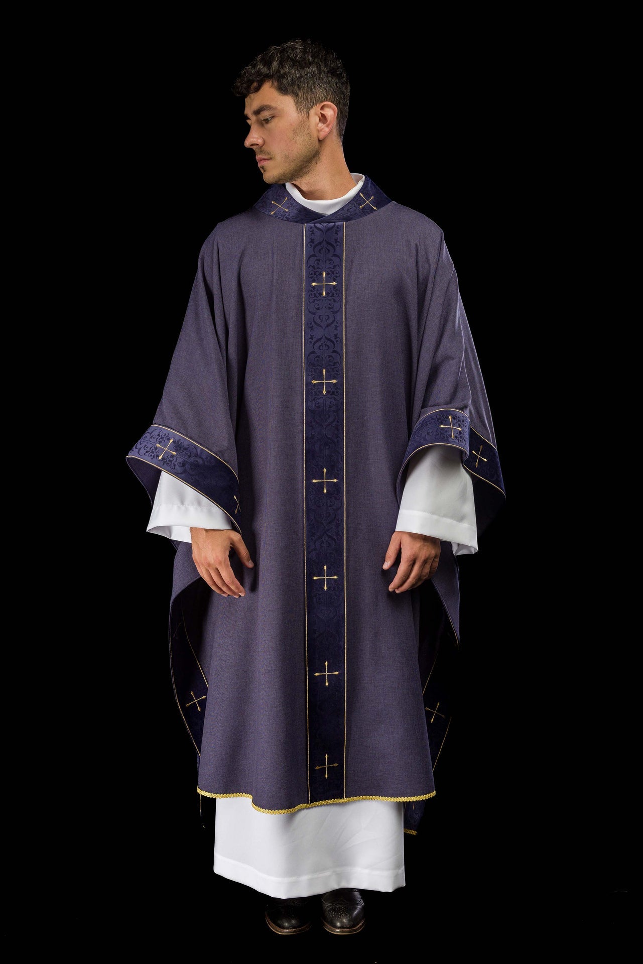 Chasuble de couleur violette avec bande et col brodés de croix