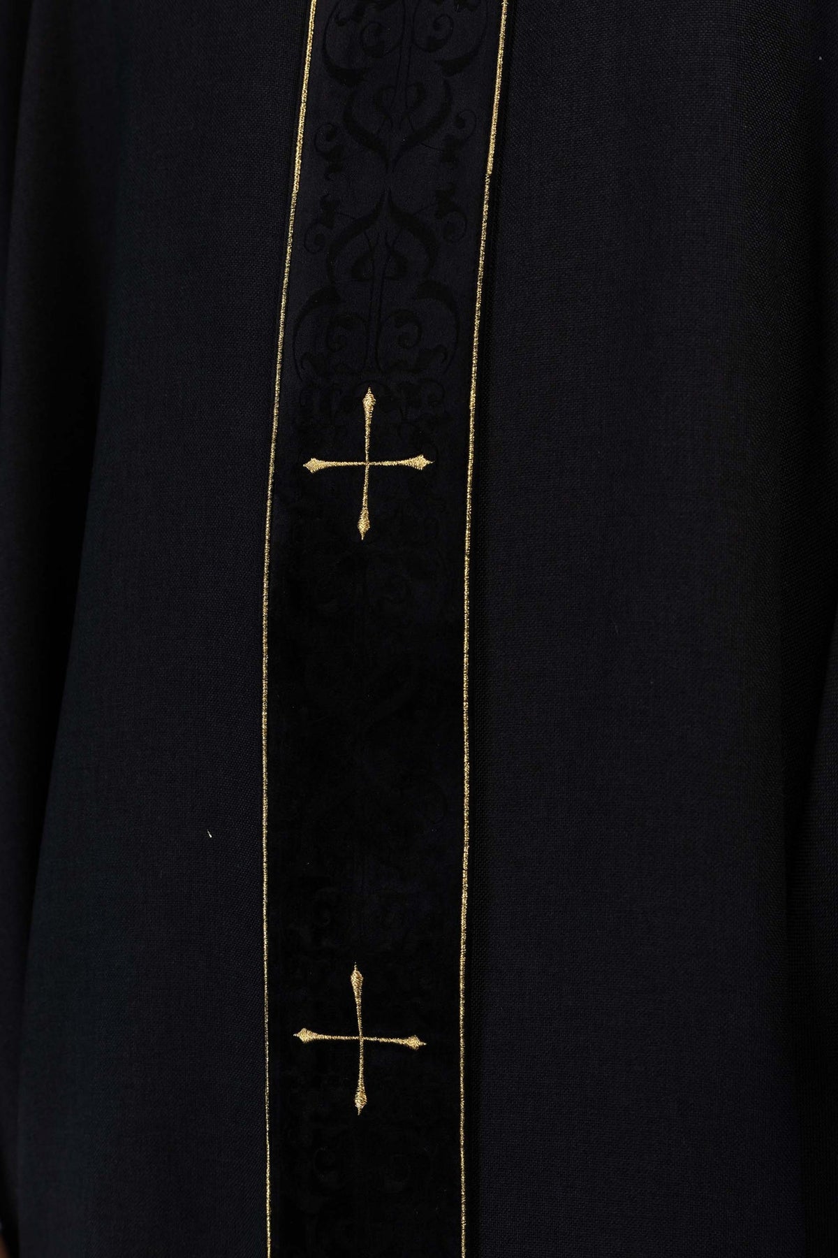 Chasuble noire avec orfroi brodé et col orné de croix
