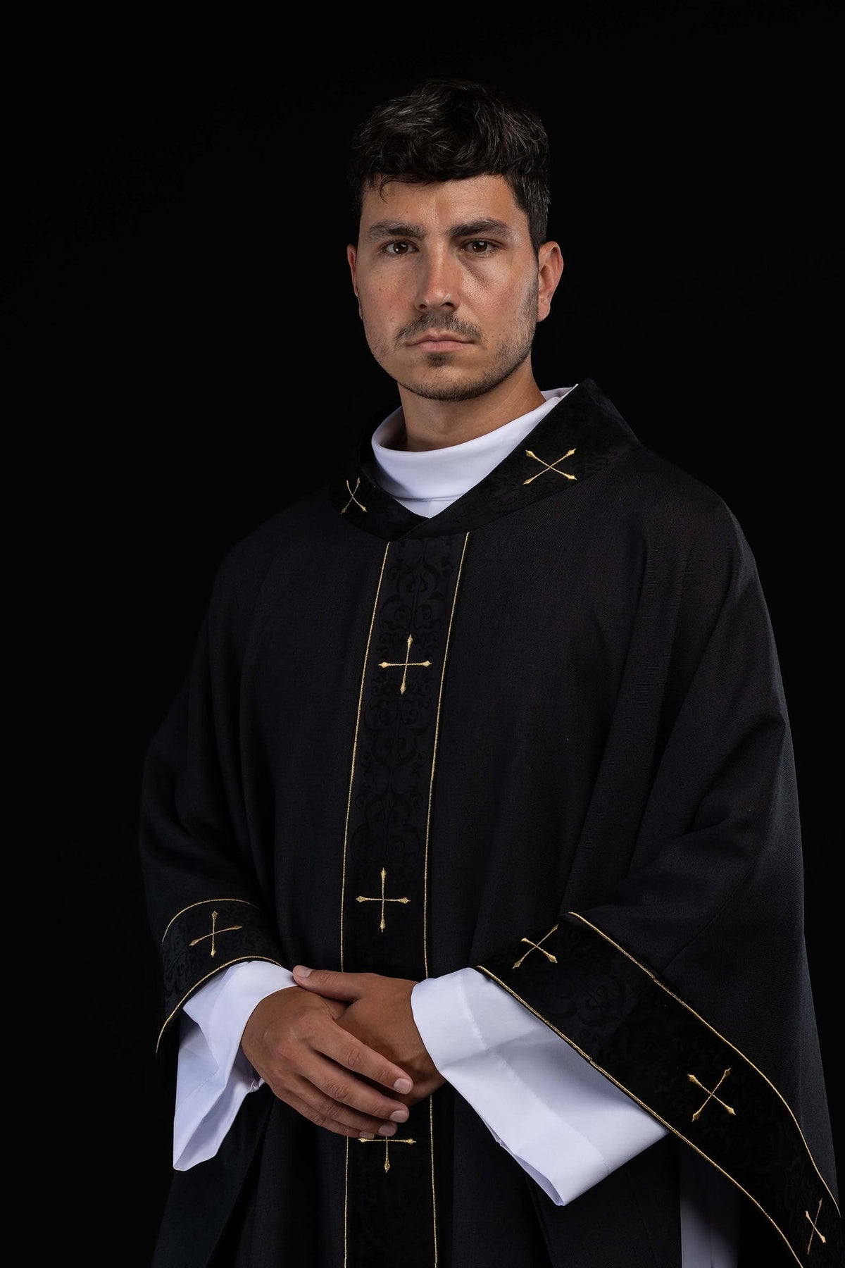 Chasuble noire avec orfroi brodé et col orné de croix
