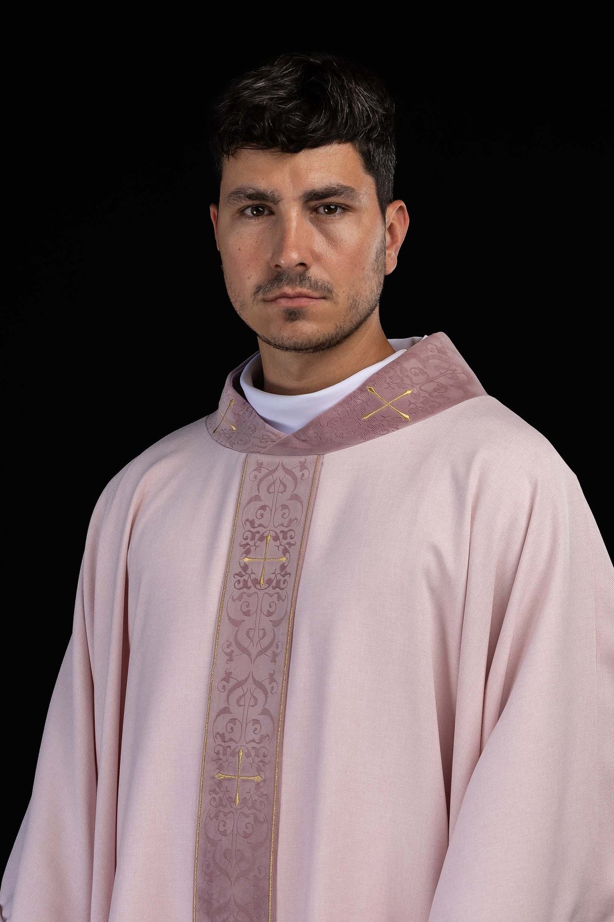 Chasuble rose avec orfroi brodé et col orné de croix
