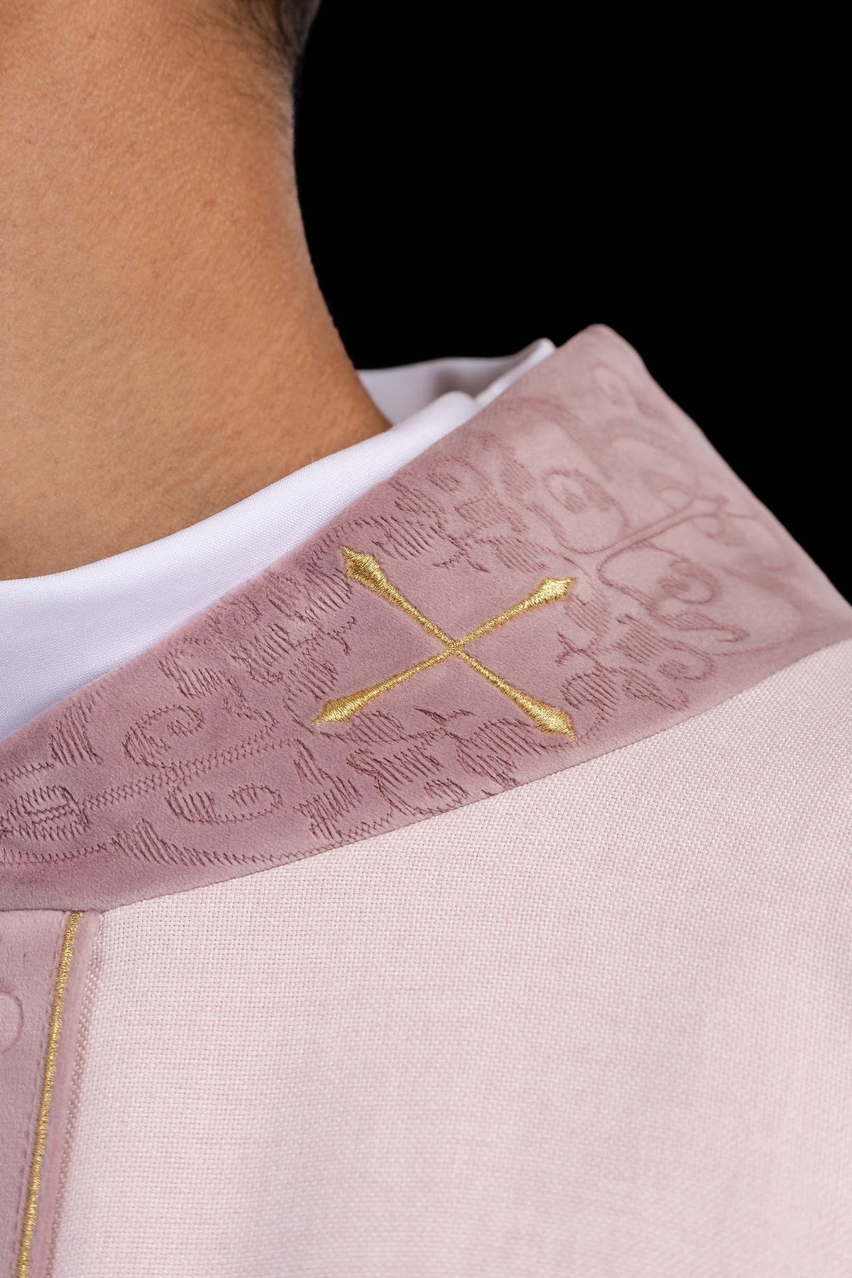 Chasuble rose avec orfroi brodé et col orné de croix