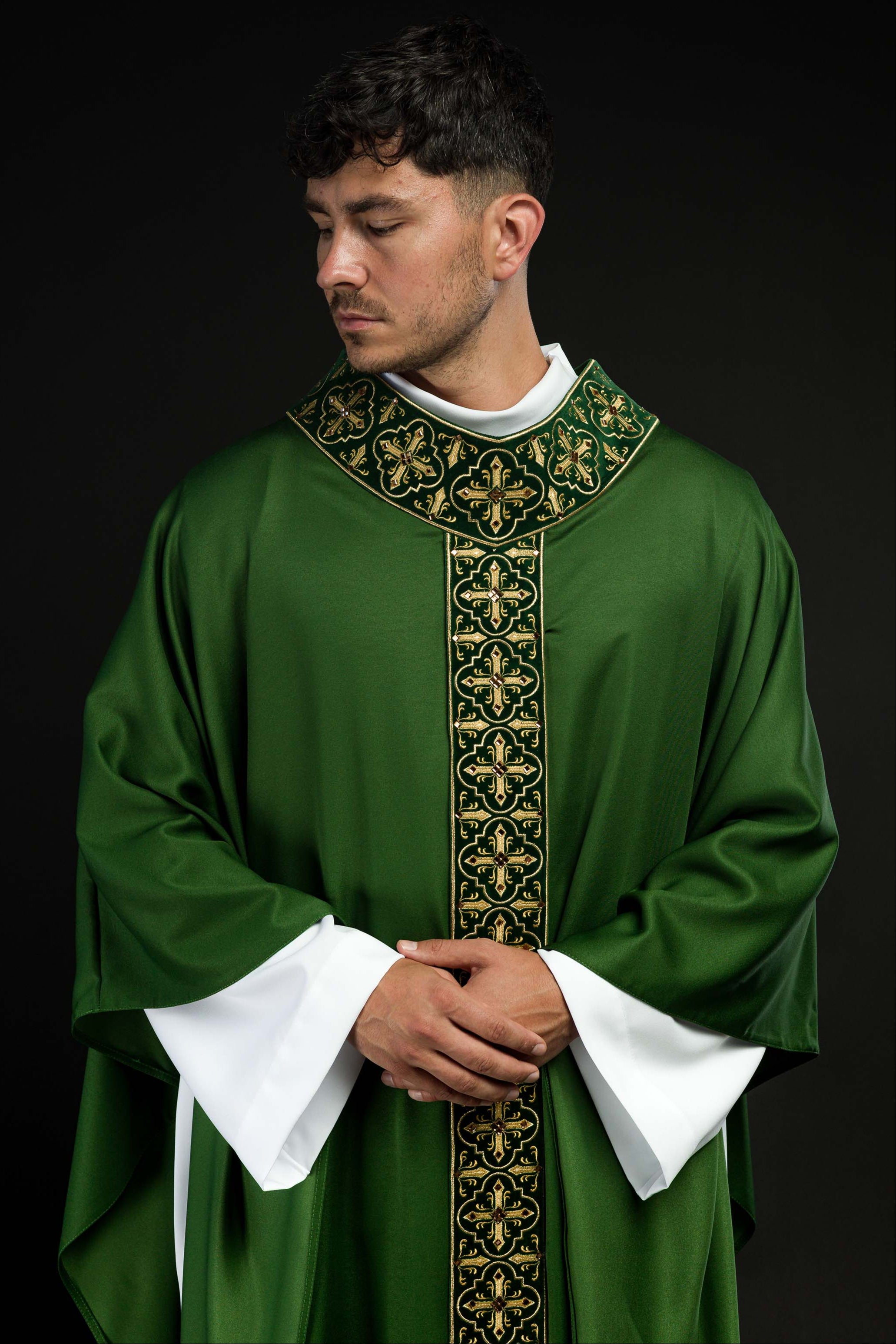 Chasuble verte ornée de 500 pierres avec bande étroite