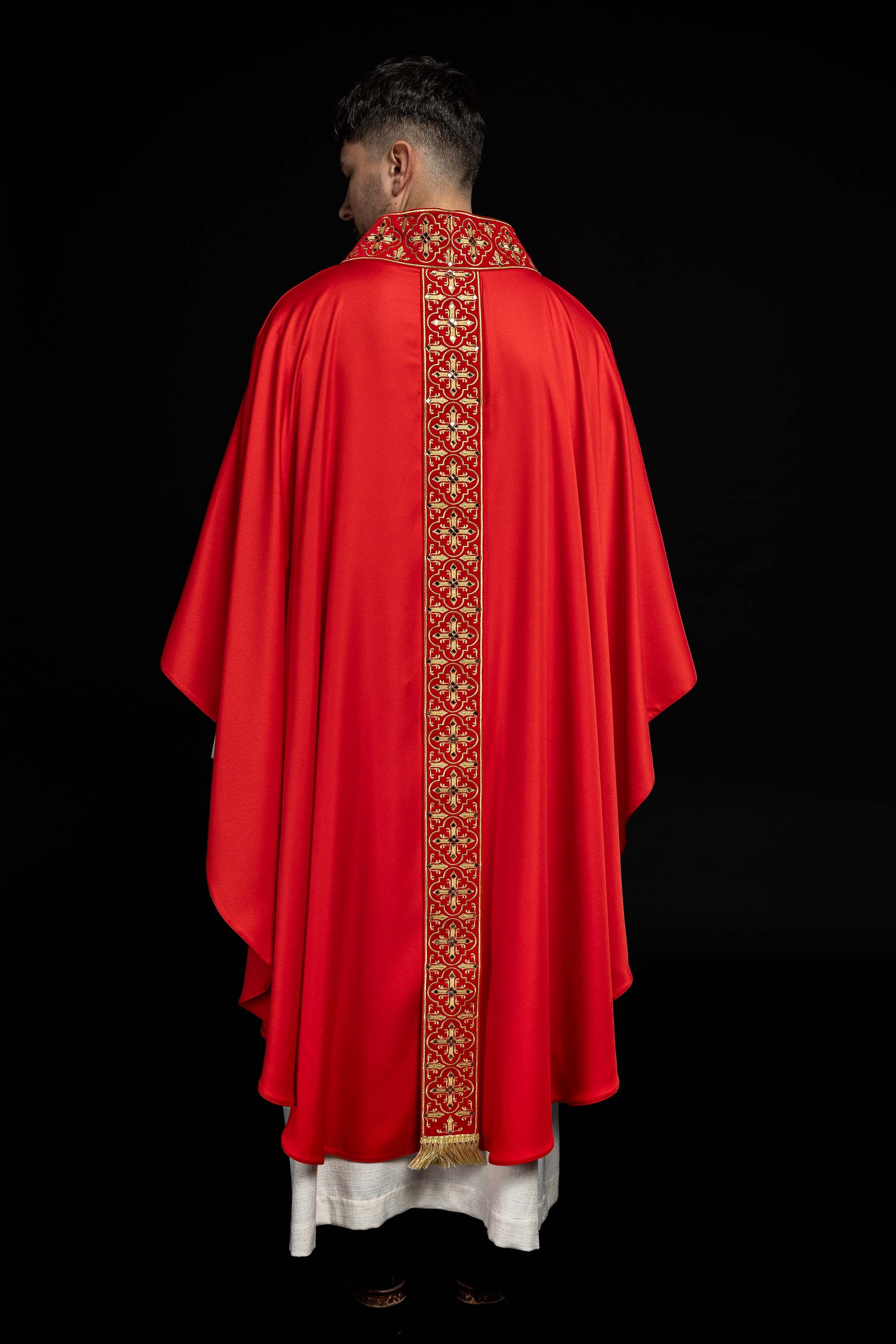 Chasuble rouge ornée de 500 pierres avec bande étroite