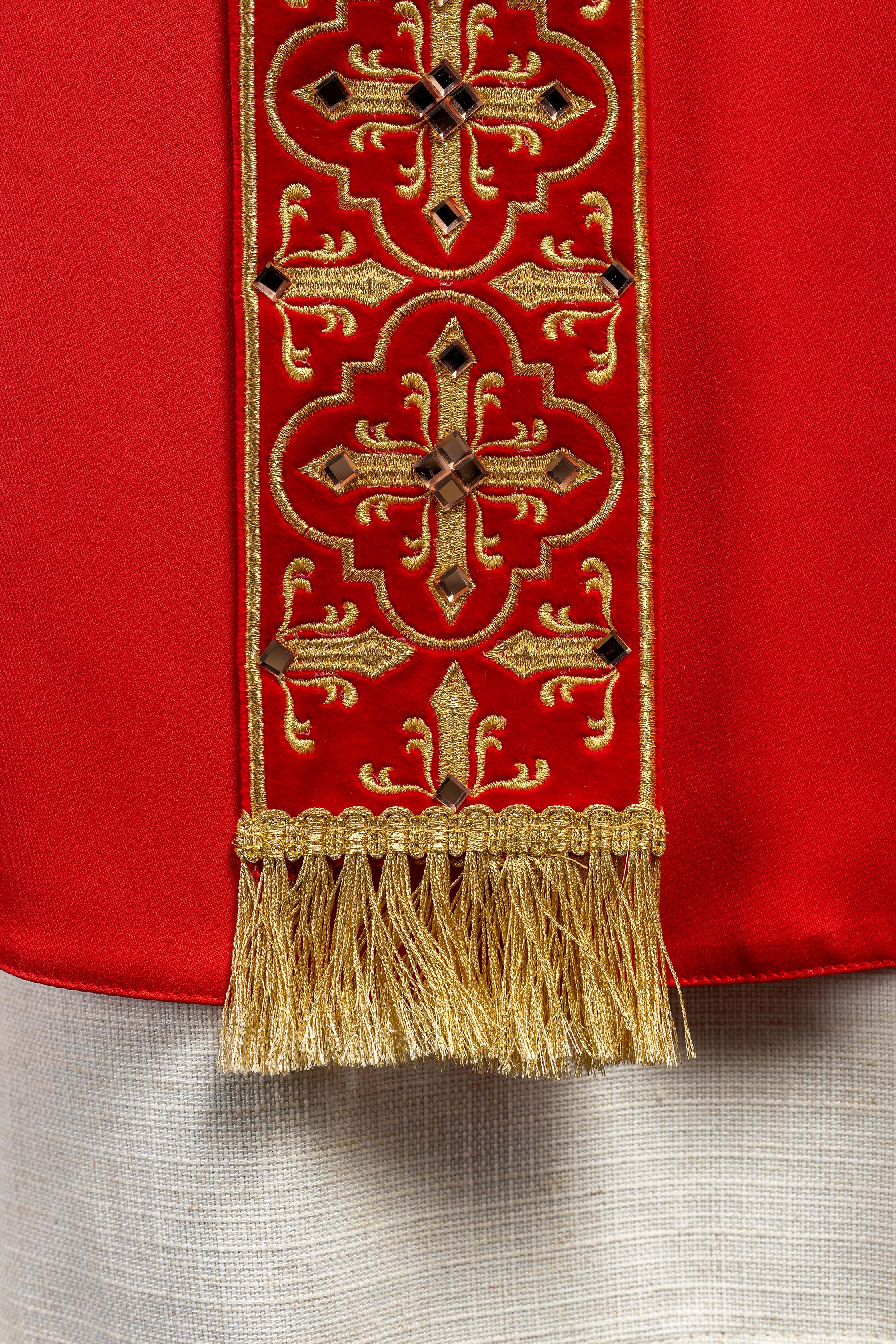 Chasuble rouge ornée de 500 pierres avec bande étroite