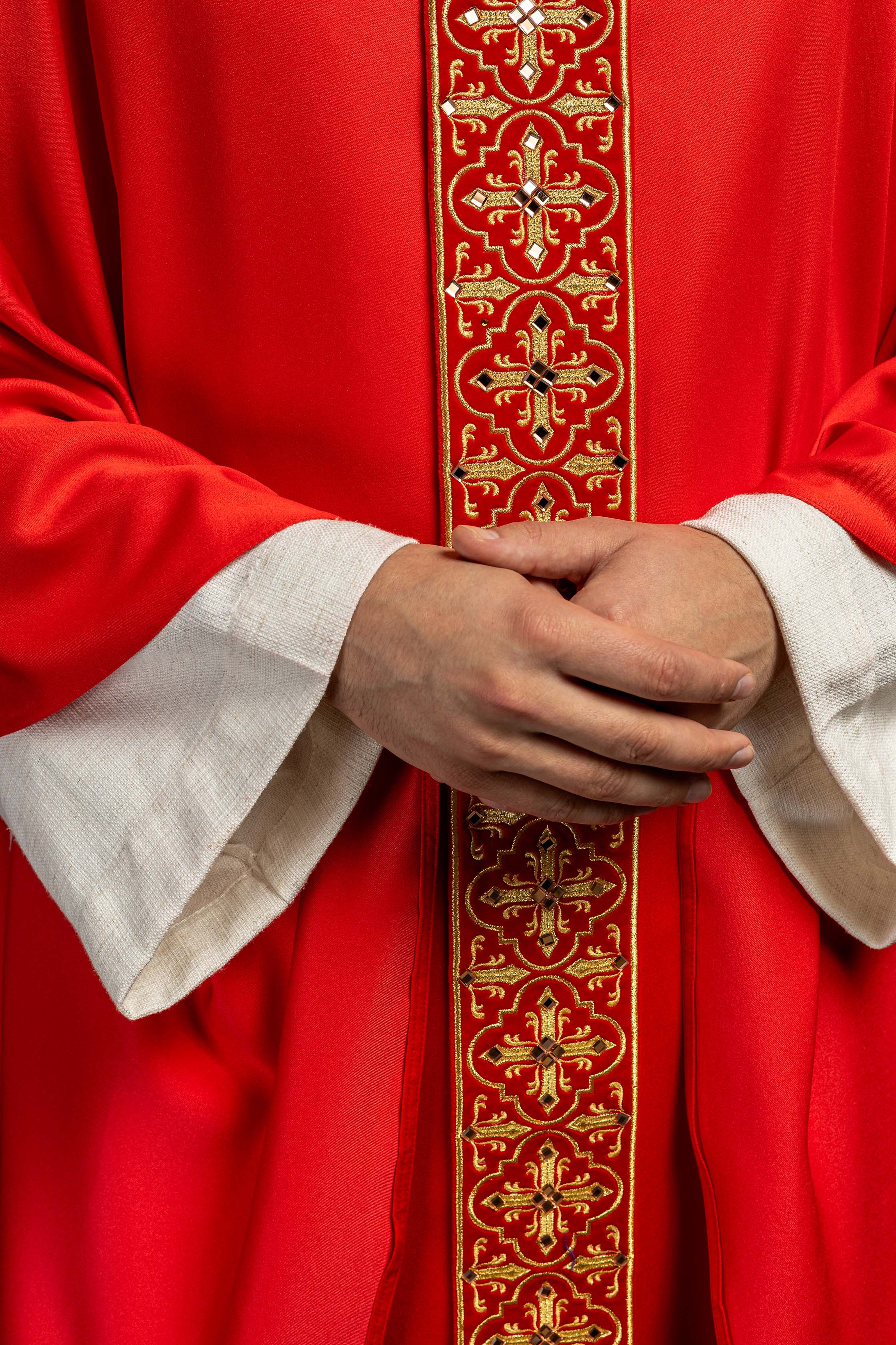 Chasuble rouge ornée de 500 pierres avec bande étroite