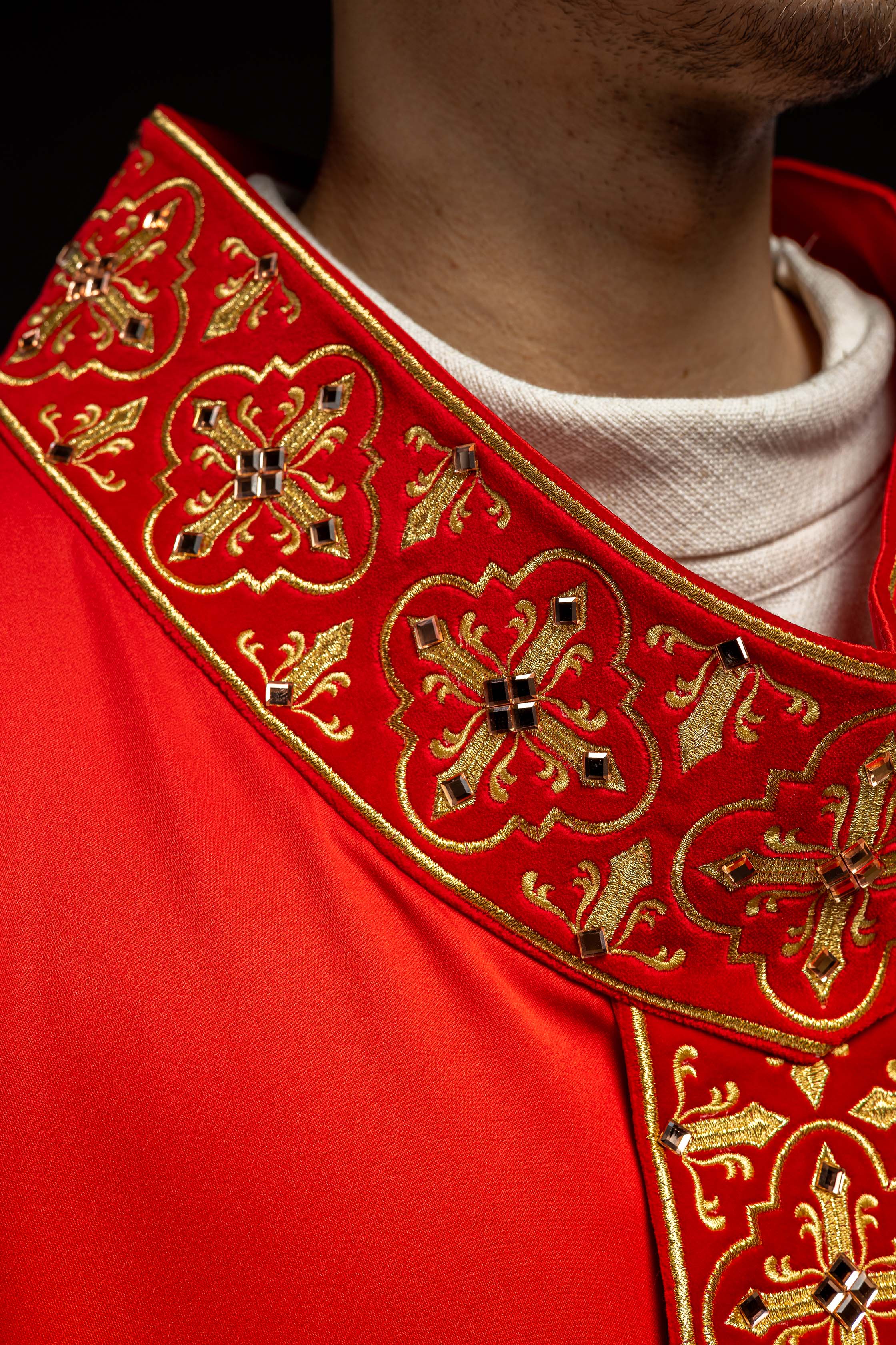 Chasuble rouge ornée de 500 pierres avec bande étroite