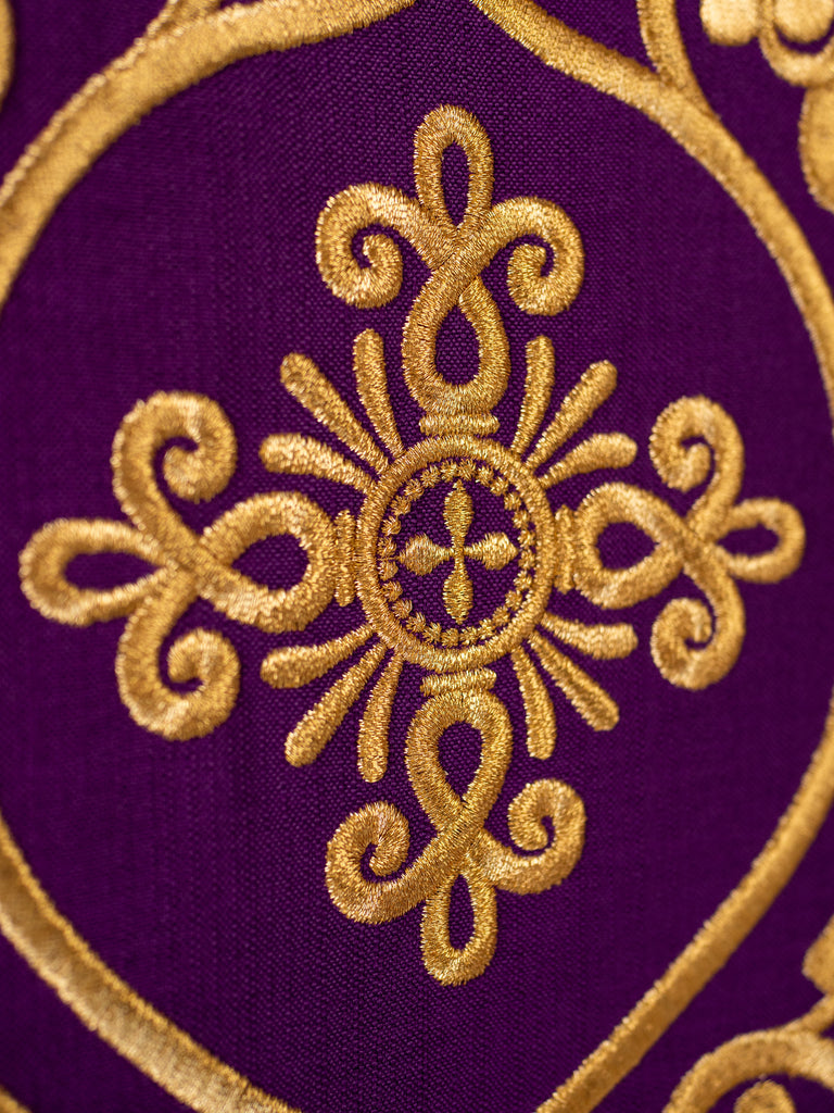 Fioletowy ornat liturgiczny zdobiony aksamitnym pasem z haftem