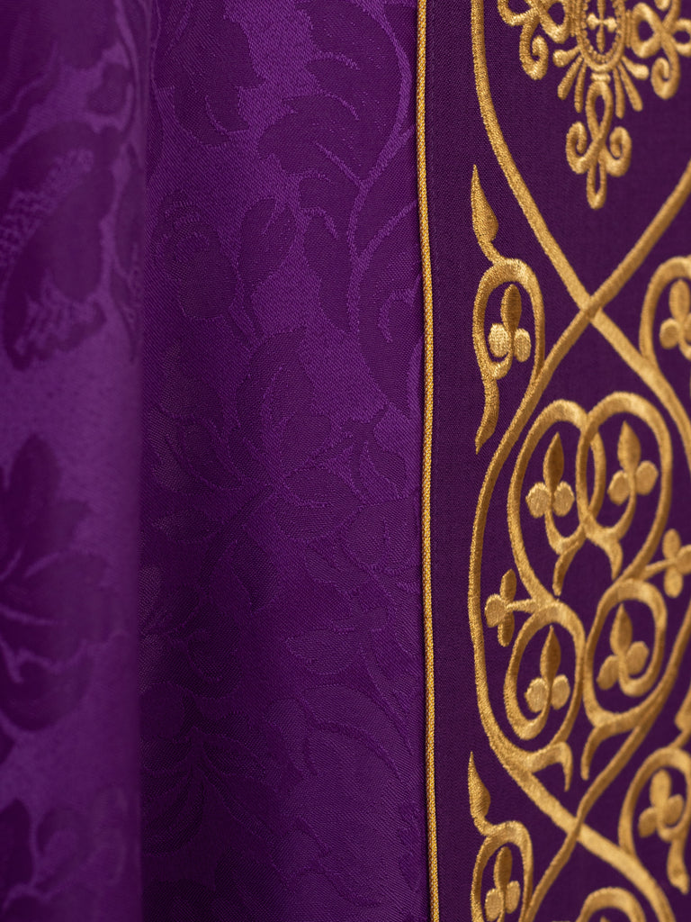 Fioletowy ornat liturgiczny zdobiony aksamitnym pasem z haftem