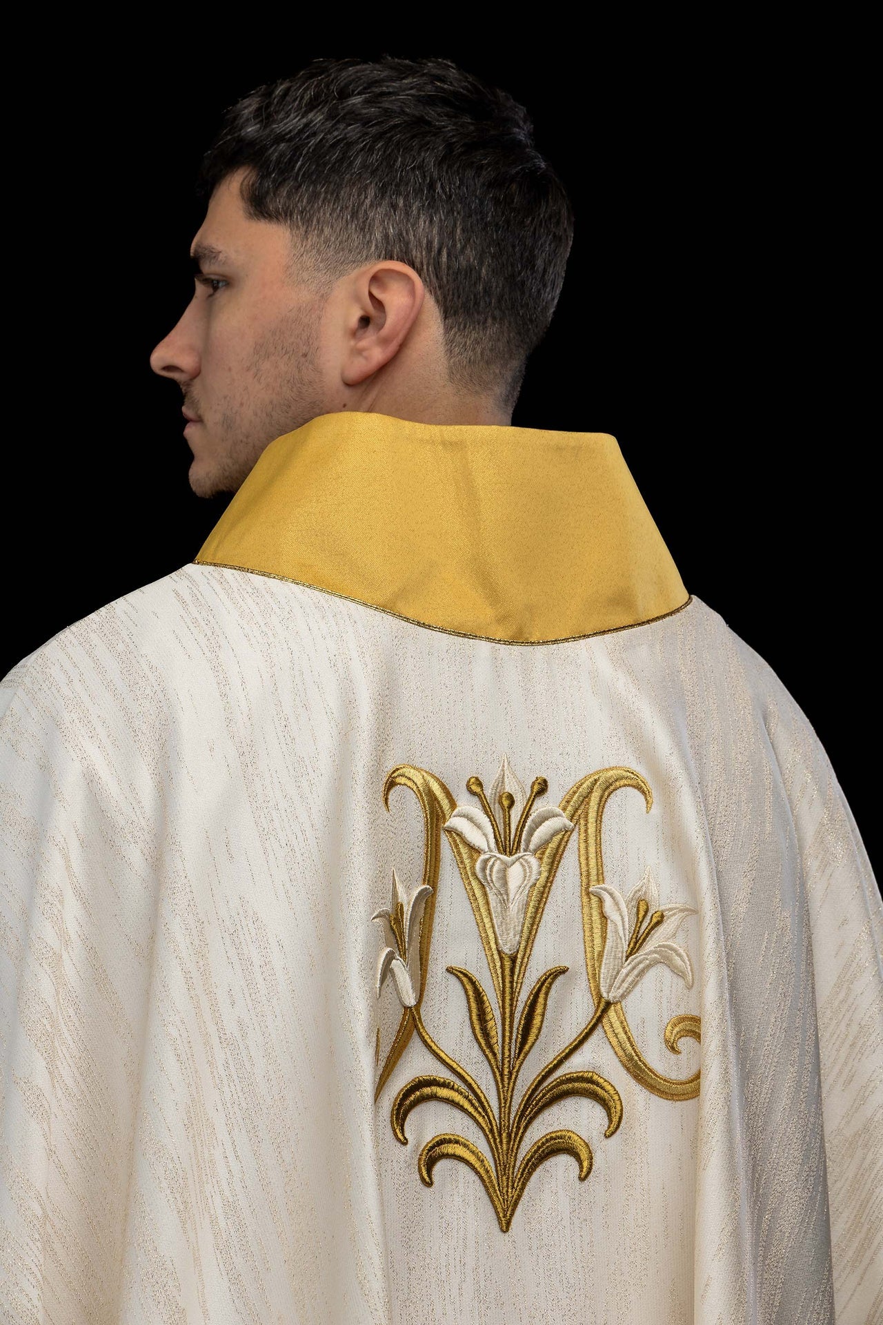 Chasuble écrue brodée avec motif marial