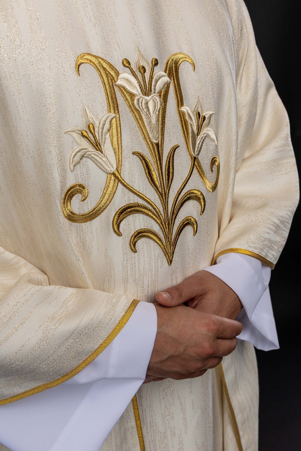 Chasuble écrue brodée avec motif marial