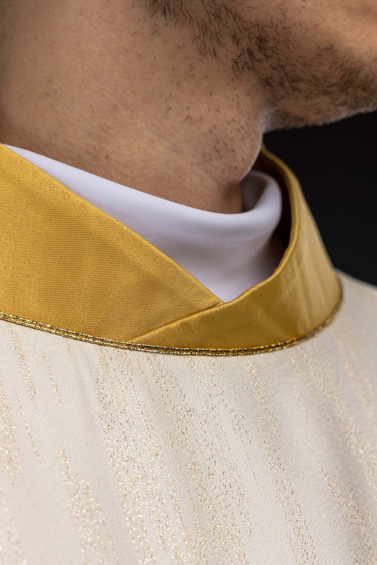 Chasuble écrue brodée avec motif marial