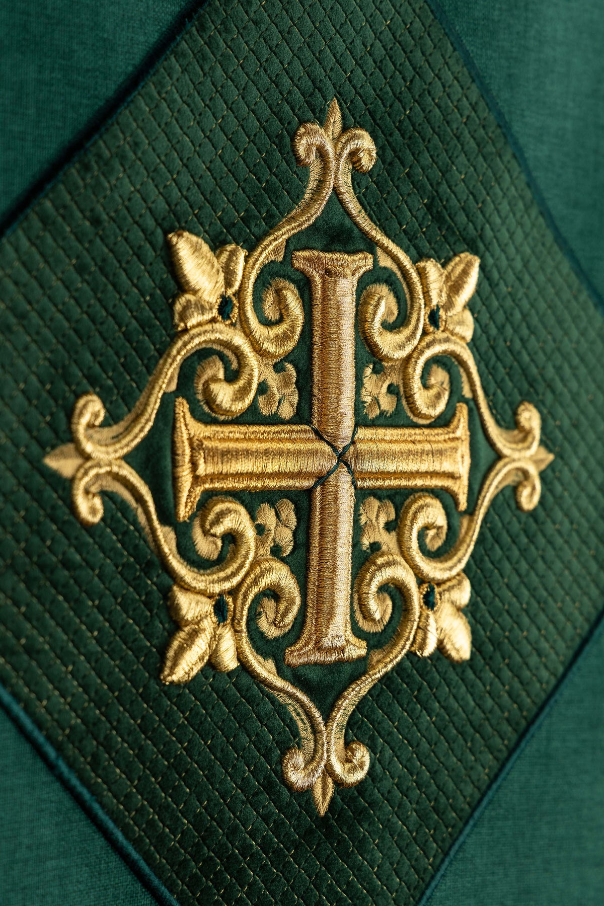 Parement d’ambon vert avec motif de croix brodé