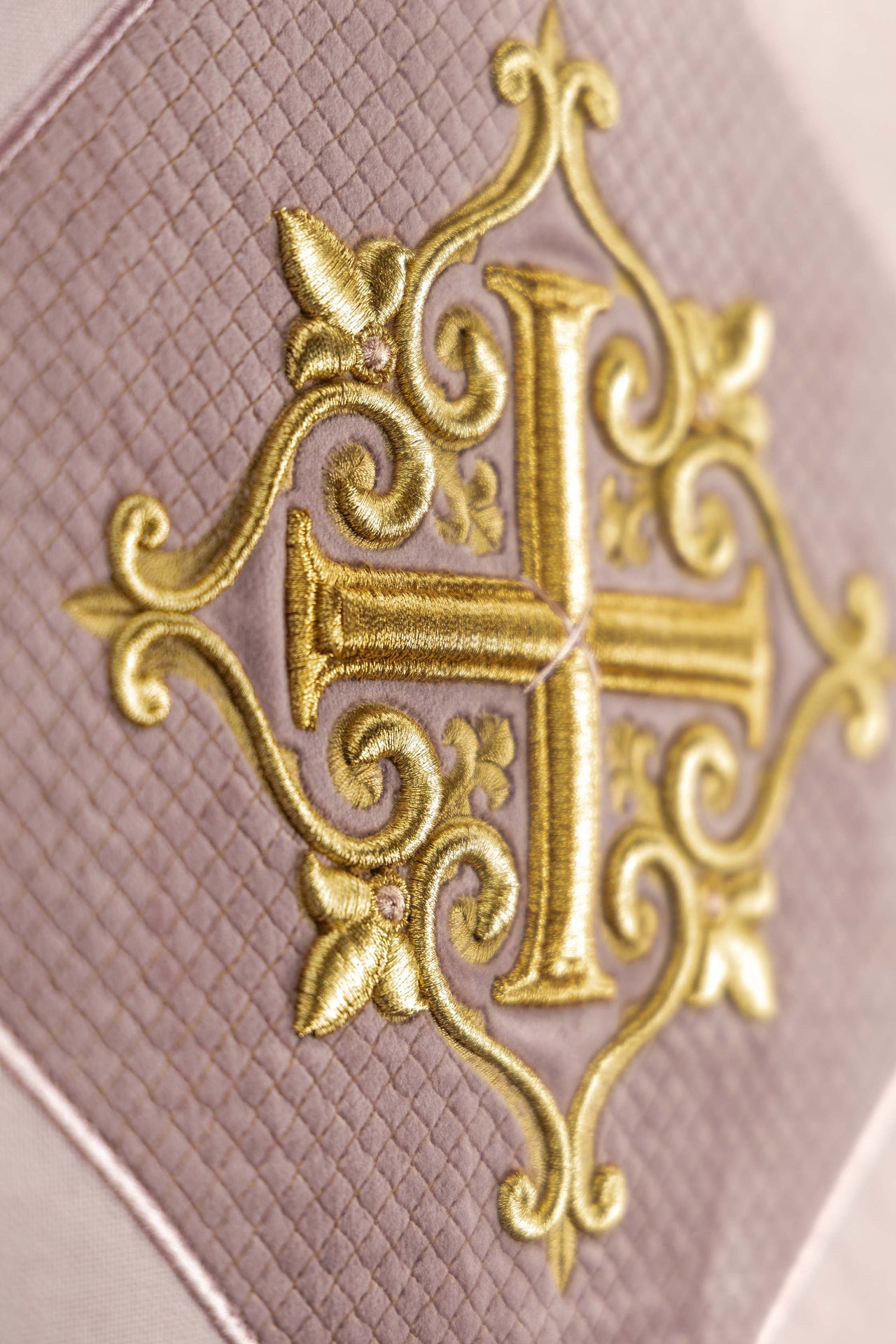 Voile de lutrin rose à motif de croix brodé