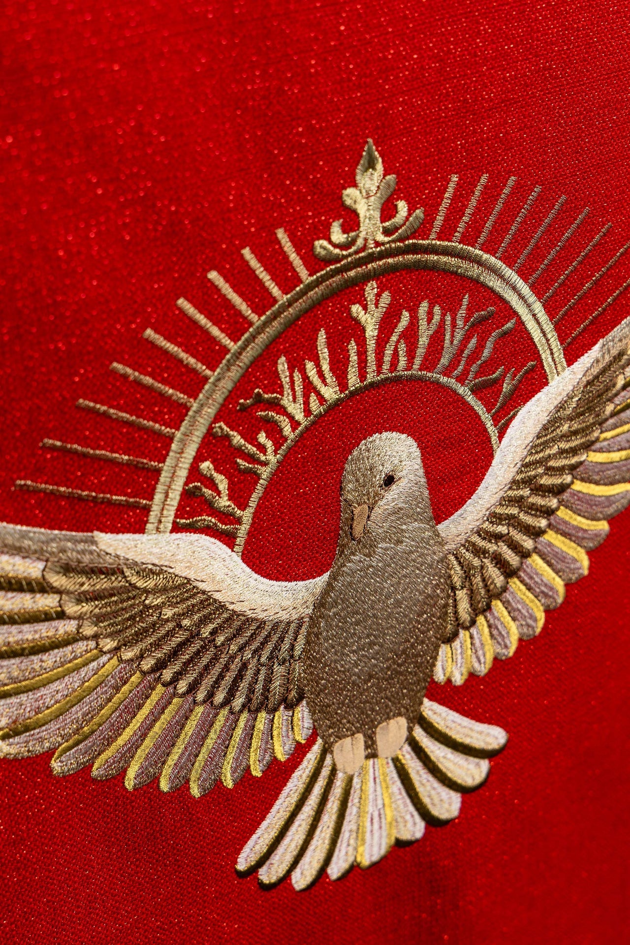 Voile rouge brodé pour lutrin liturgique, avec symbole de la colombe et des flammes