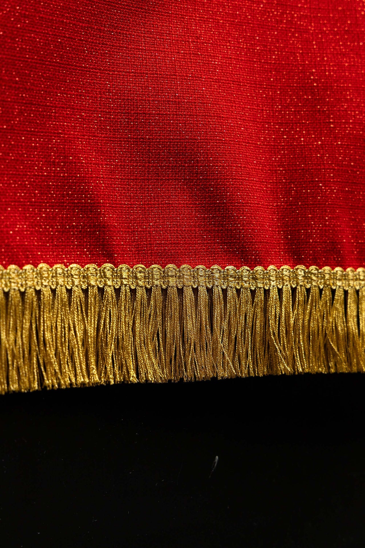 Voile rouge brodé pour lutrin liturgique, avec symbole de la colombe et des flammes