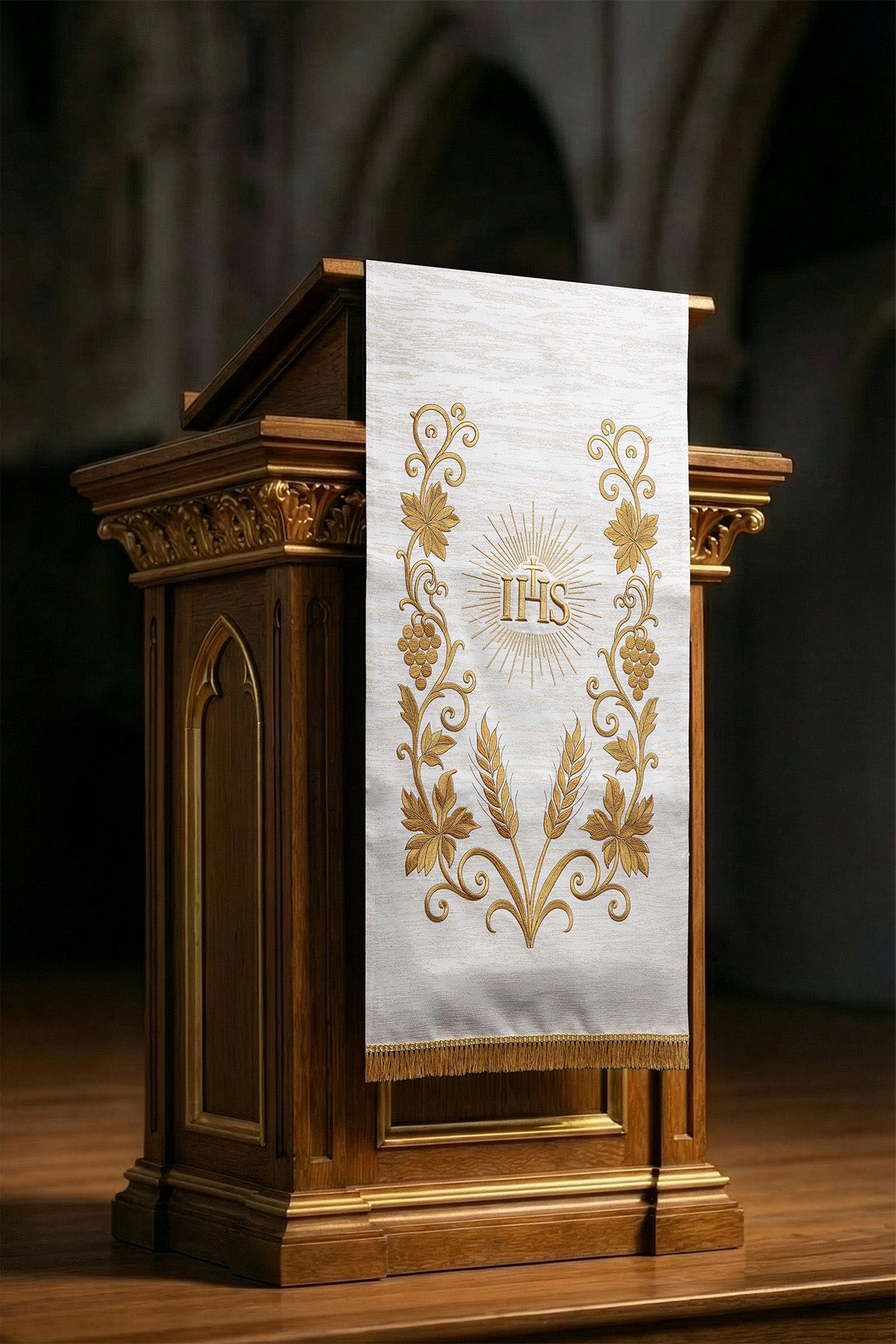 Nappe de lutrin couleur écru richement brodée avec le christogramme IHS