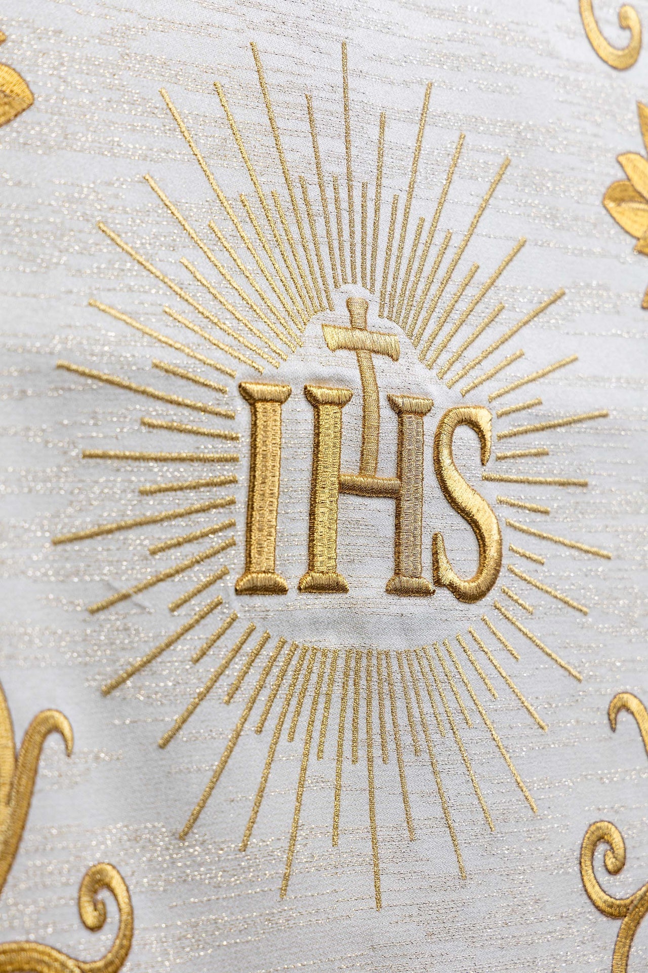 Nappe de lutrin couleur écru richement brodée avec le christogramme IHS