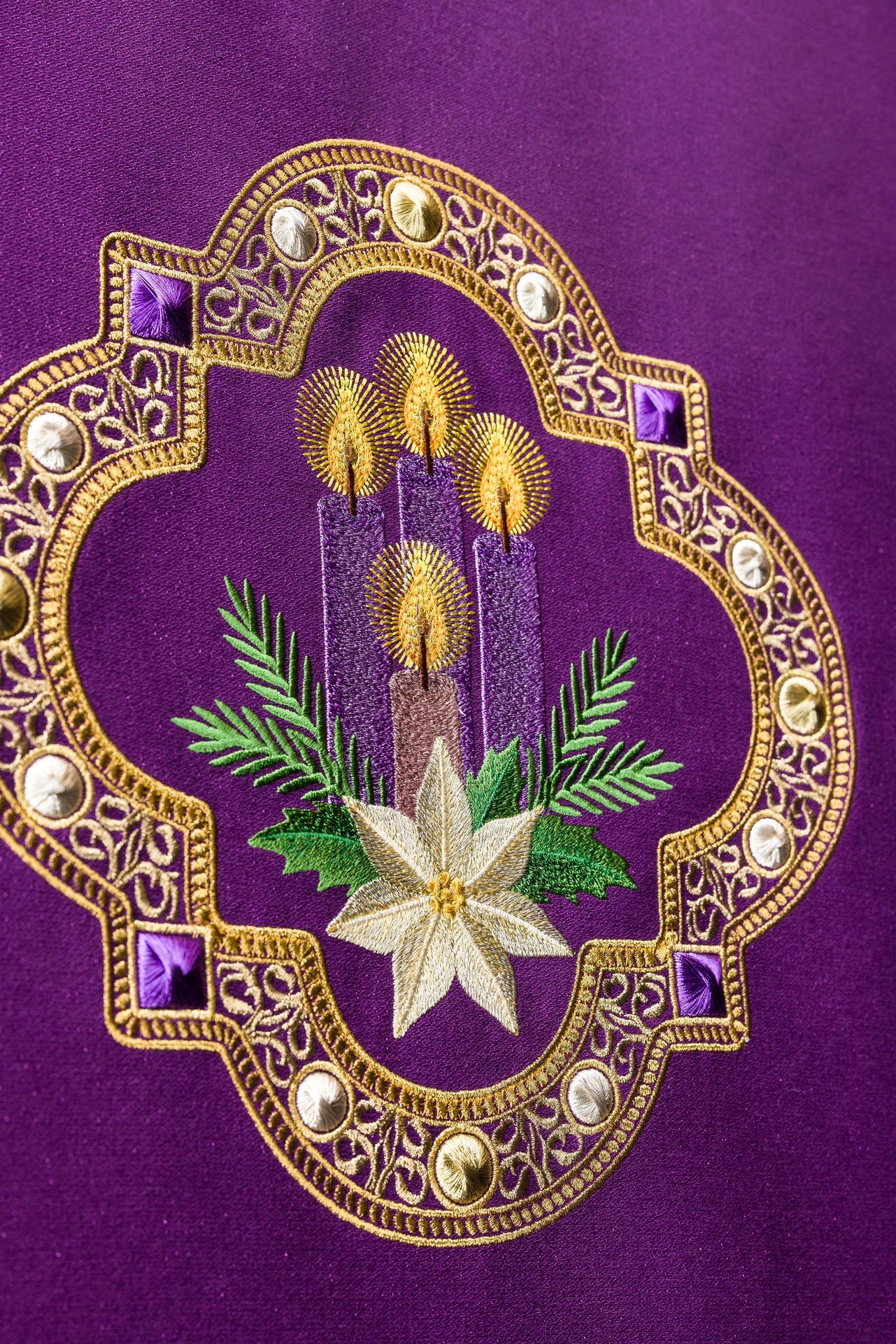 Nappe de lutrin violette avec broderie de l’Avent
