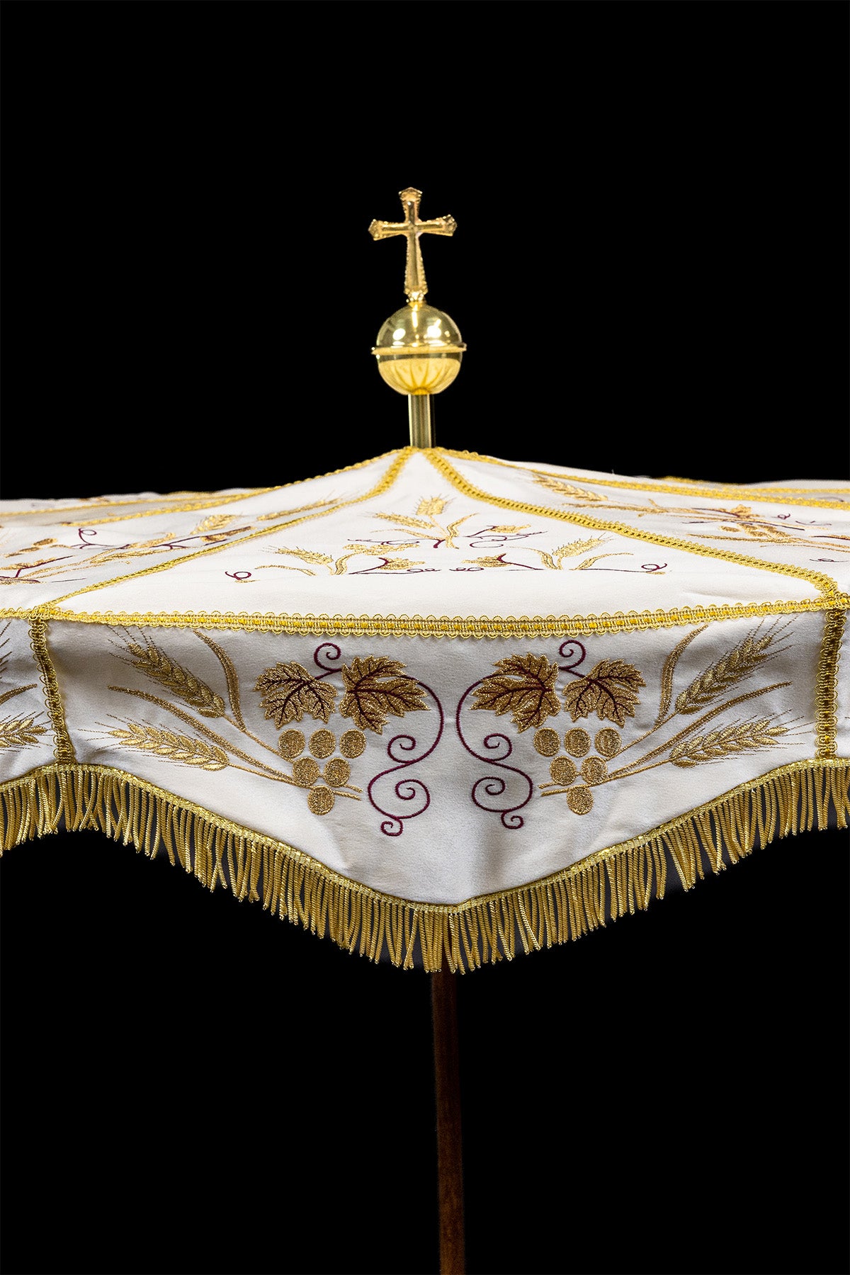 Ombrelle de procession écrue à broderie dorée pour la Fête-Dieu