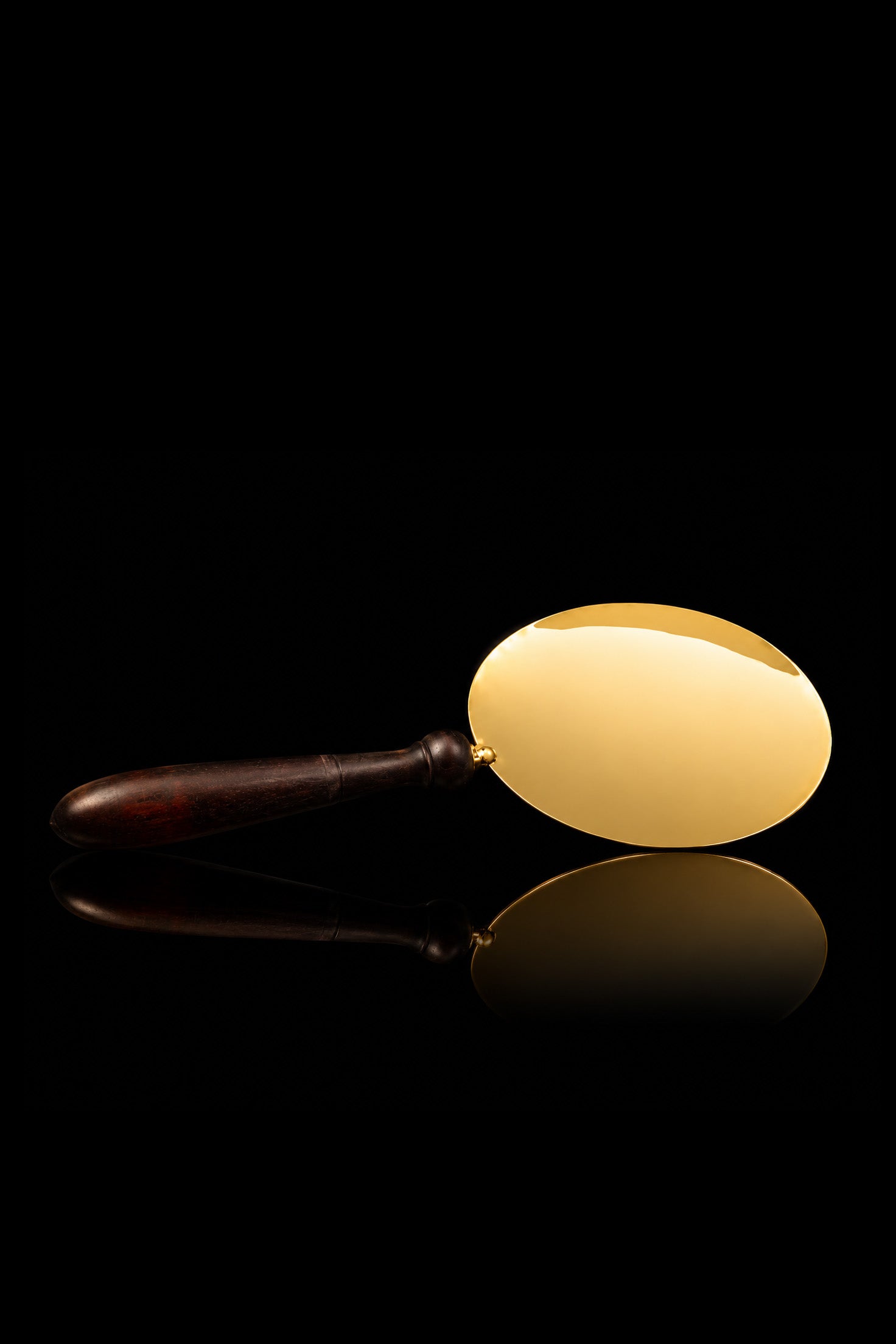 Patène de communion faite à la main avec manche en bois