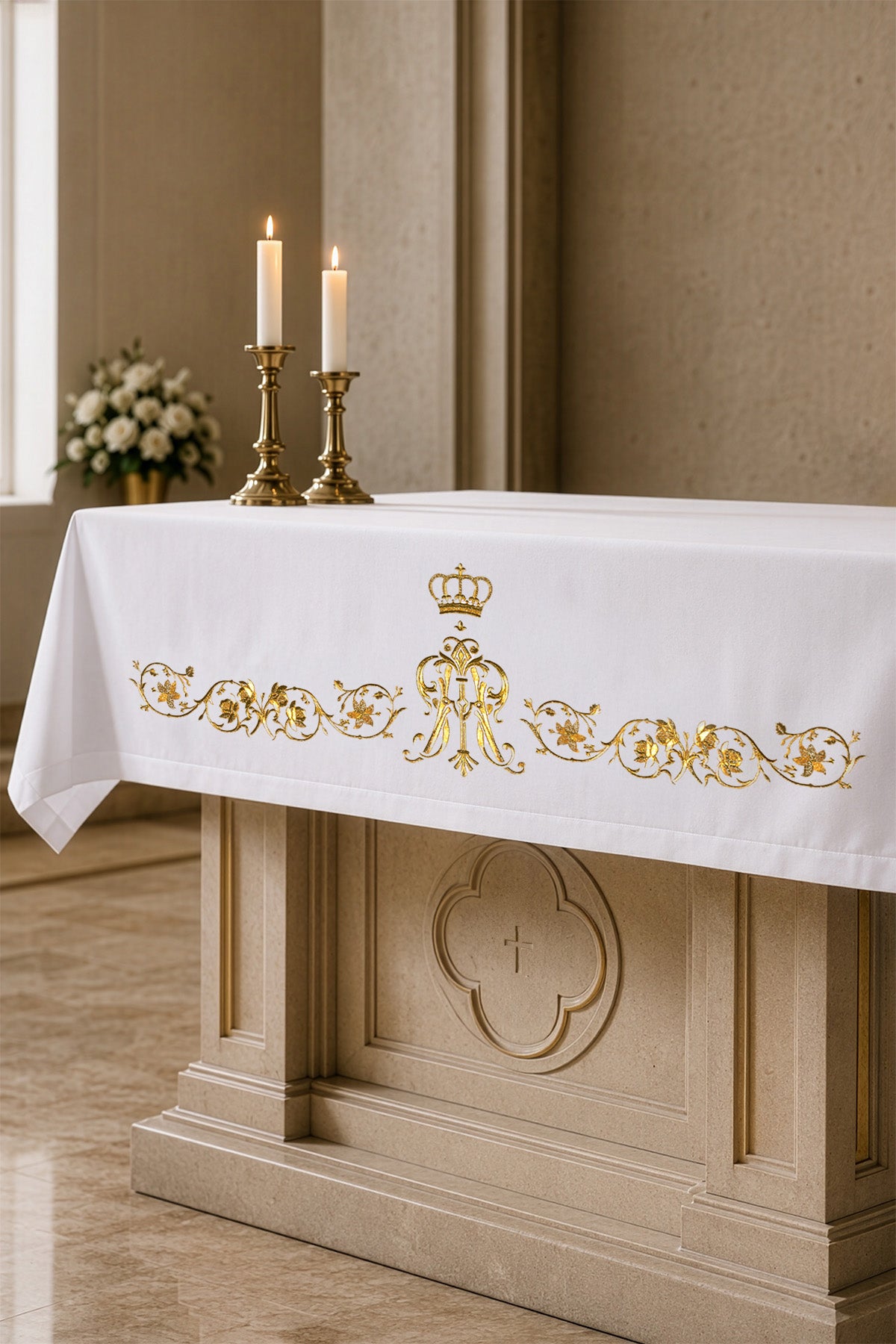 Nappe d’autel avec symbole marial brodé