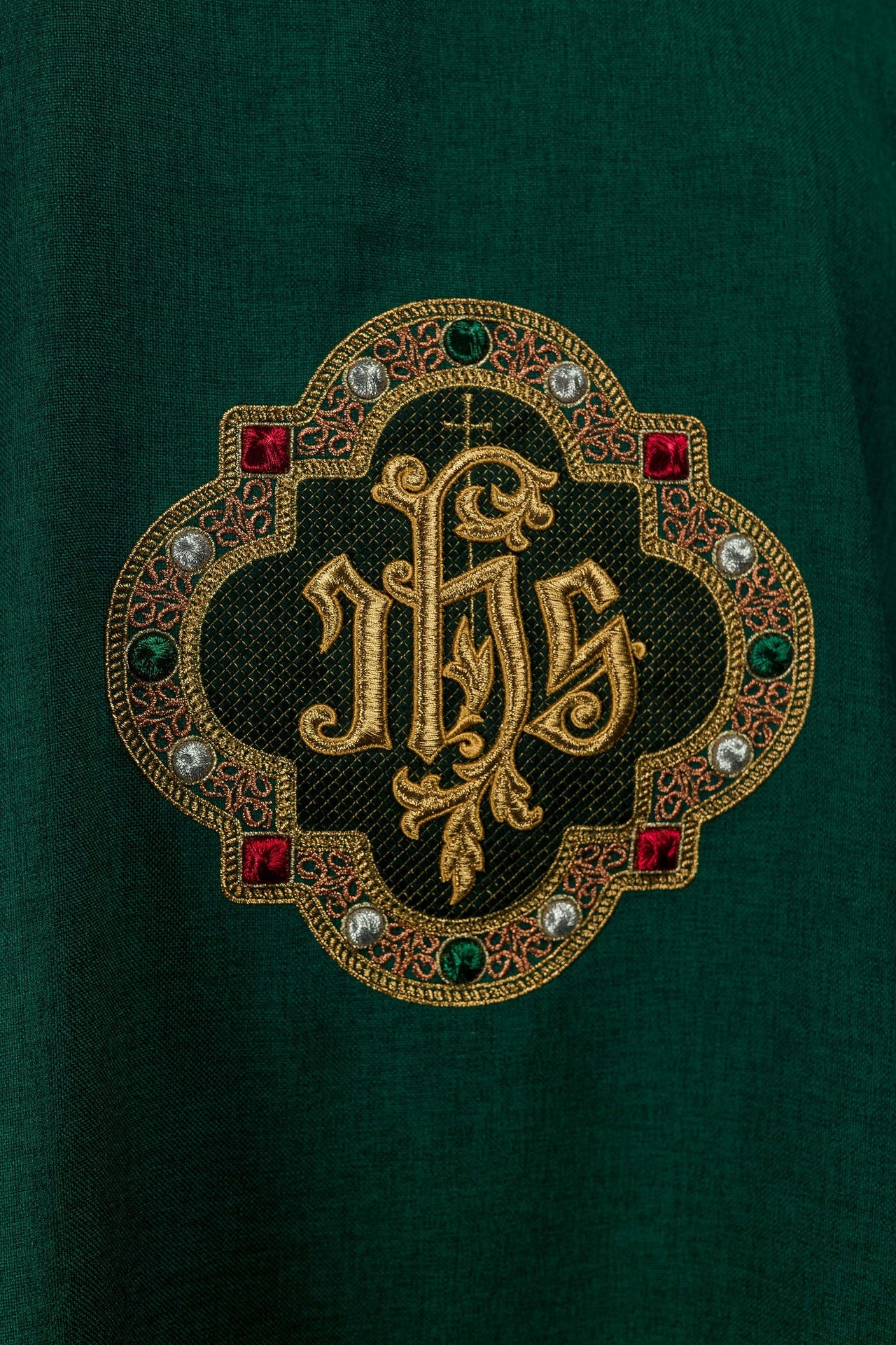Dalmatique avec le symbole IHS et col de couleur verte
