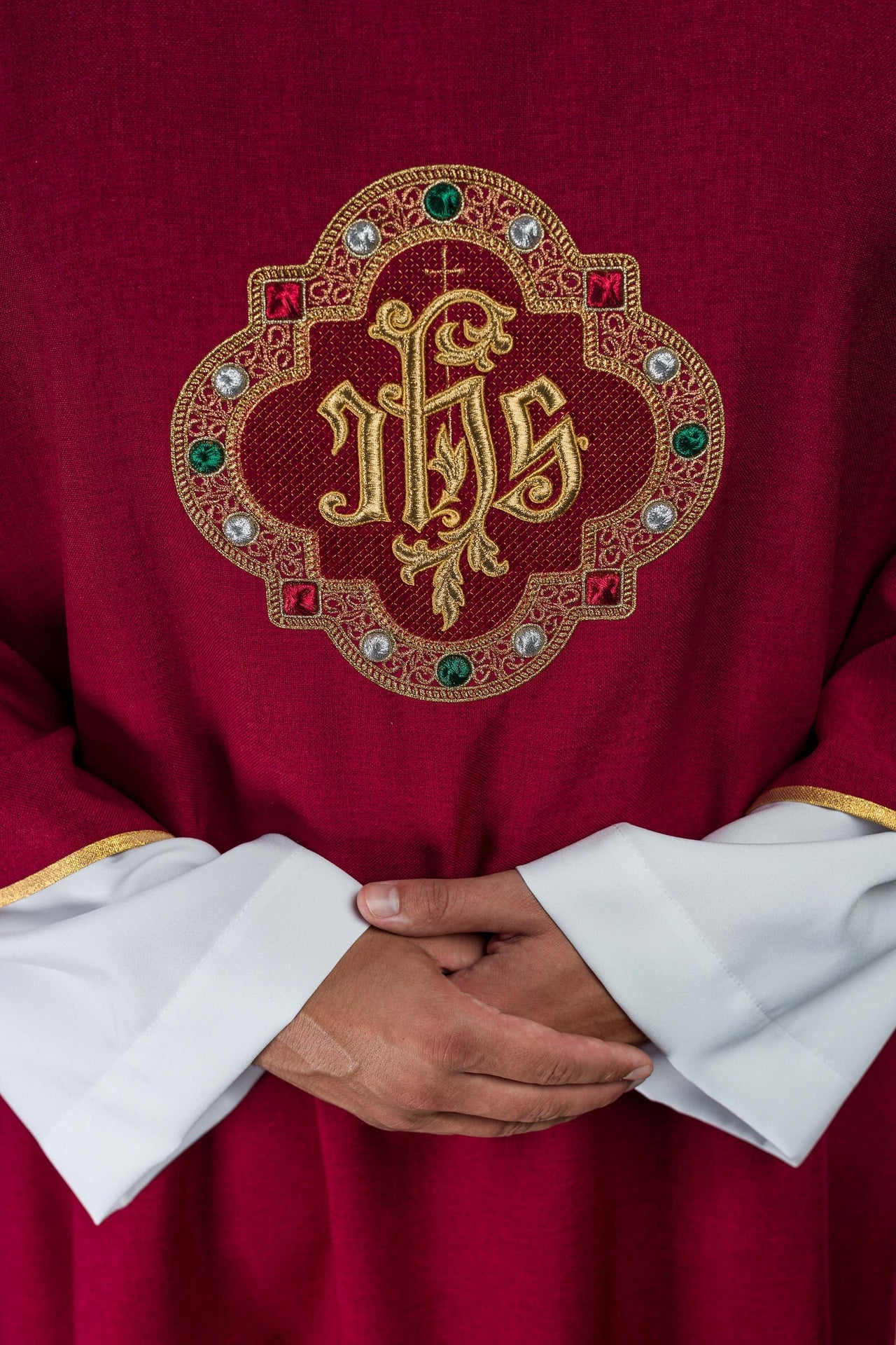 Dalmatique avec le symbole IHS et col de couleur rouge