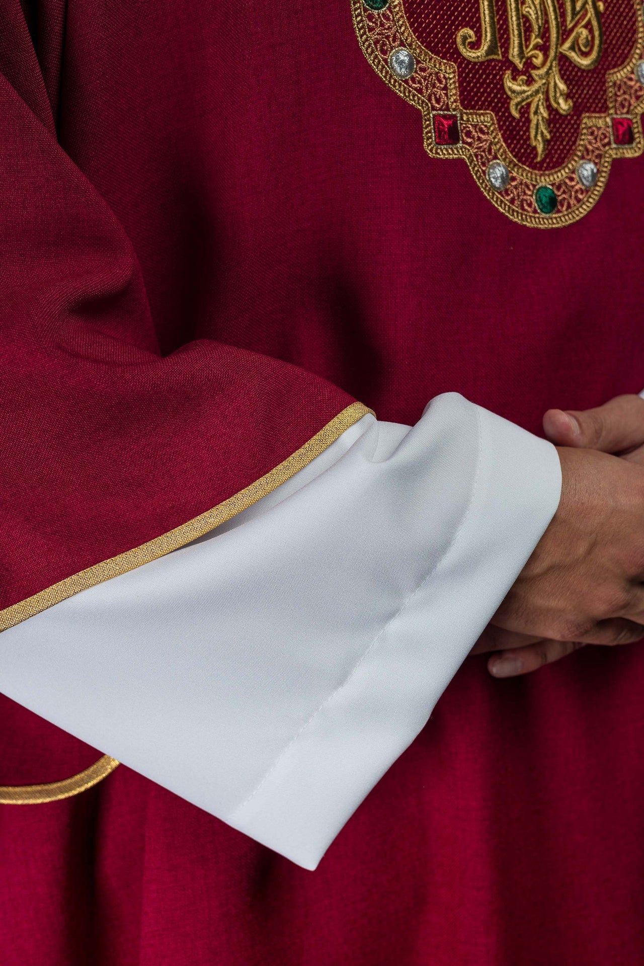 Dalmatique avec le symbole IHS et col de couleur rouge