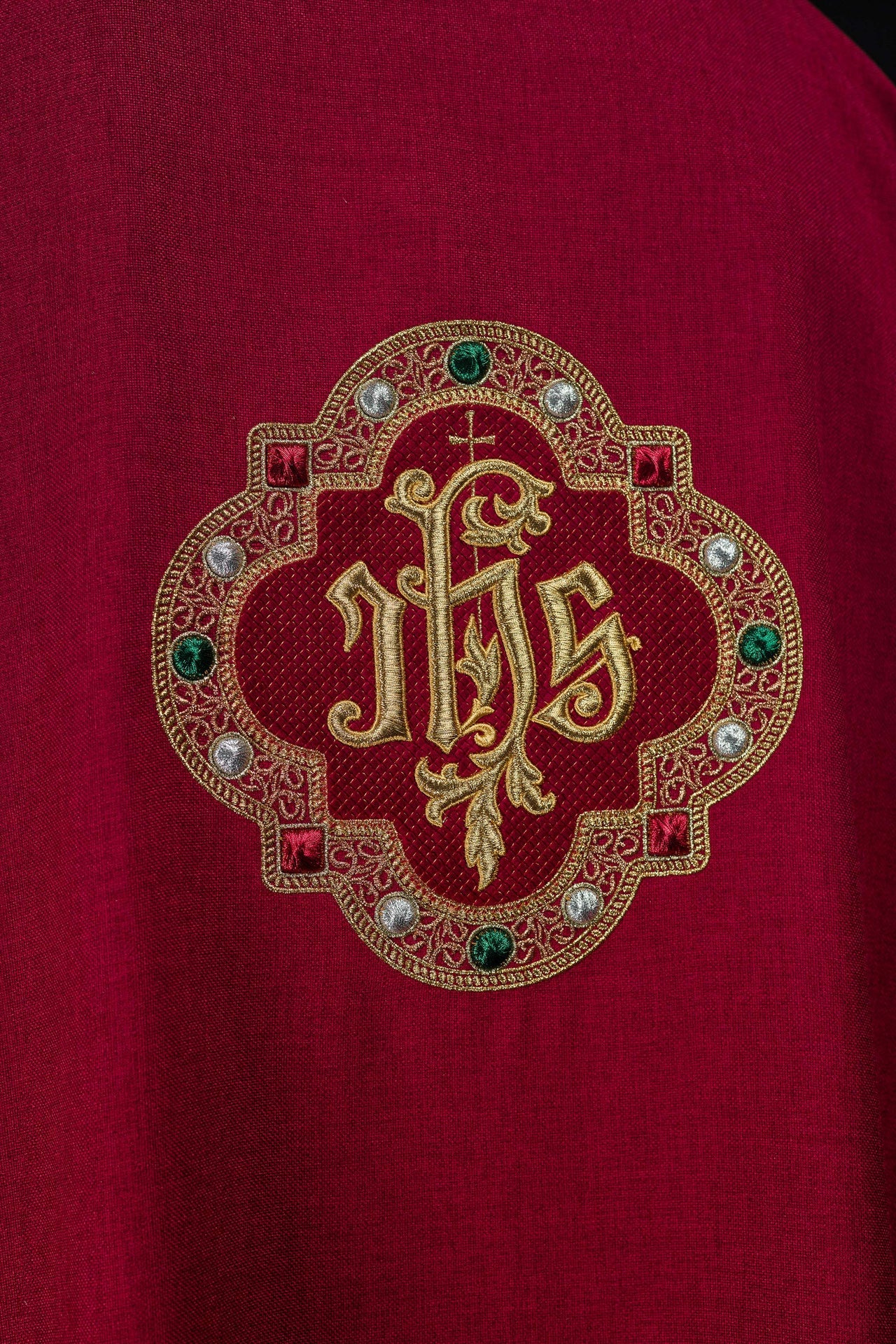 Dalmatique avec le symbole IHS et col de couleur rouge