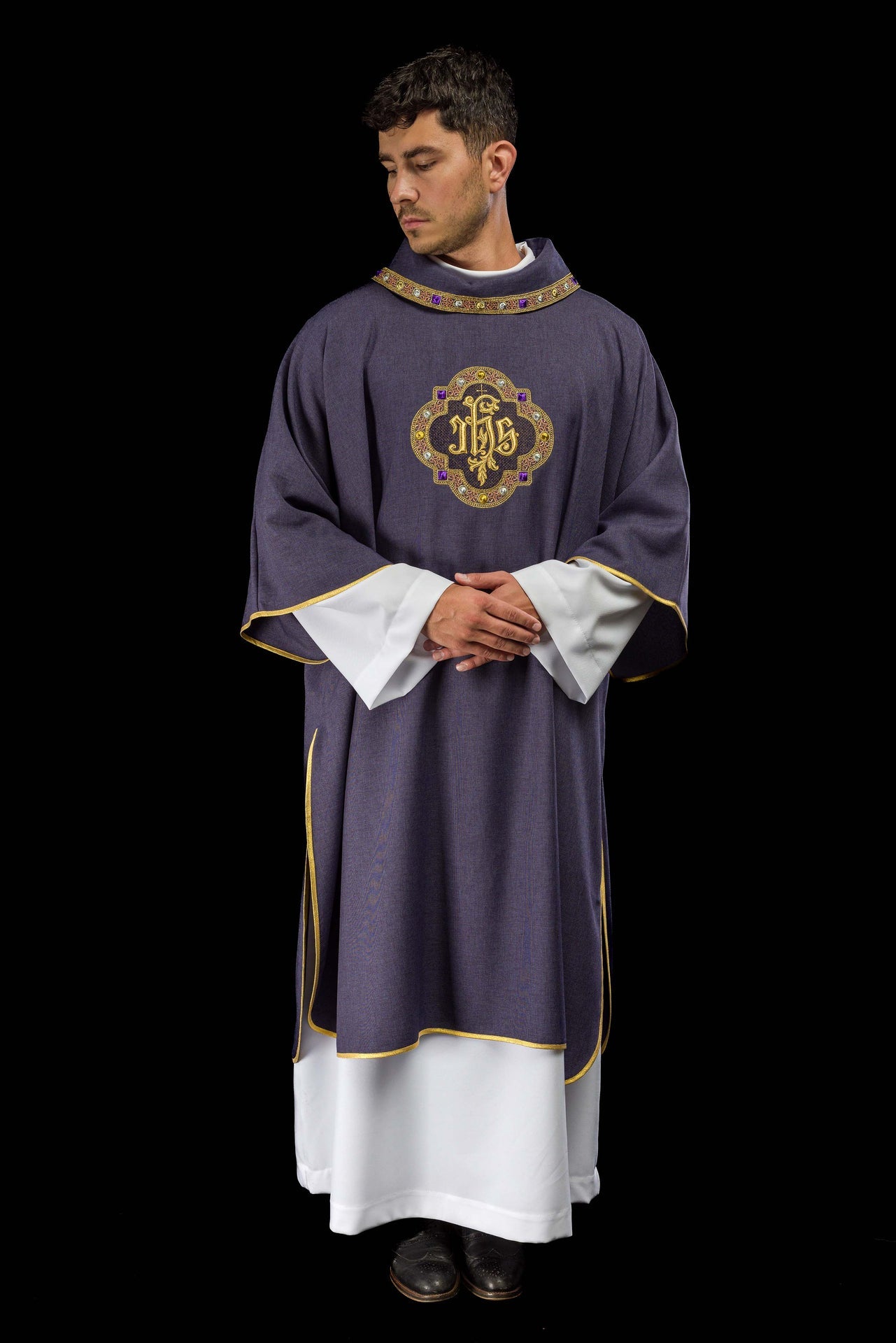 Dalmatique avec le symbole IHS et col de couleur violette