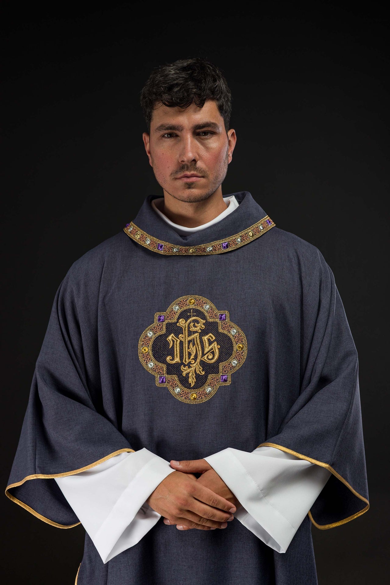 Dalmatique avec le symbole IHS et col de couleur violette