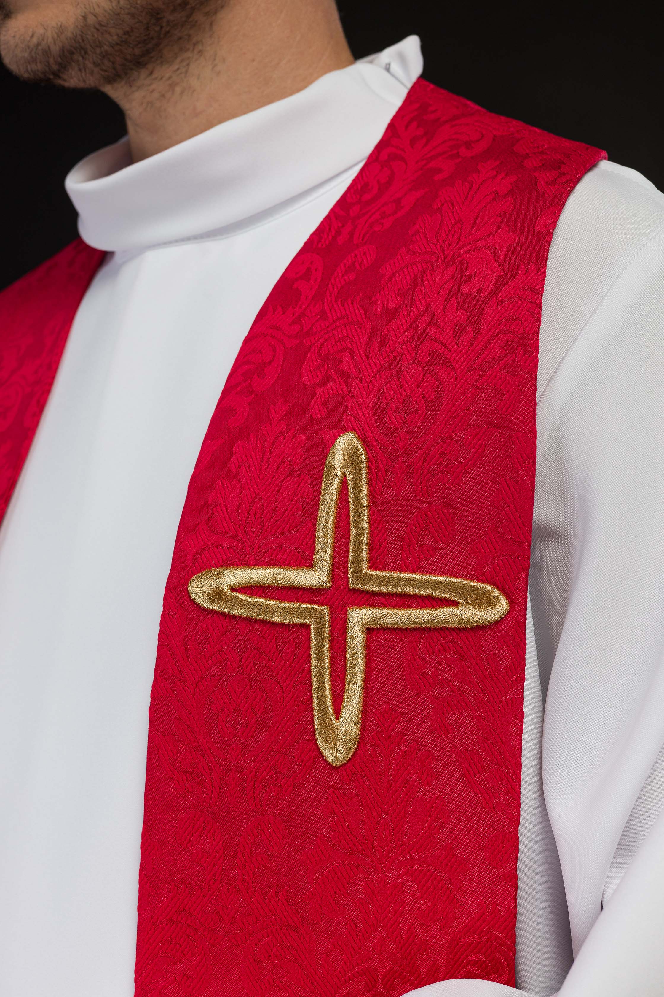 Étole jacquard brodée avec motifs de croix rouge