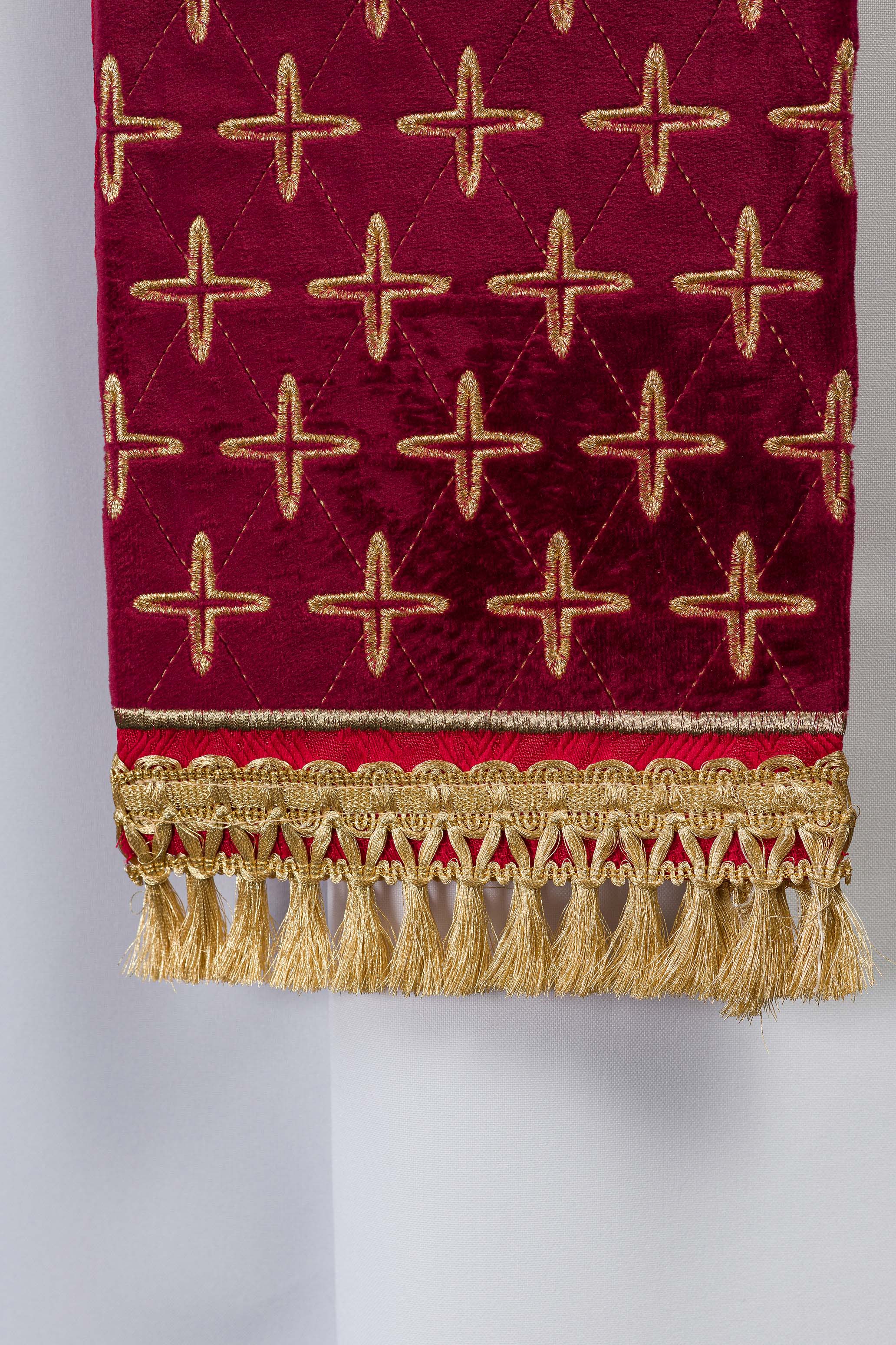 Étole jacquard brodée avec motifs de croix rouge