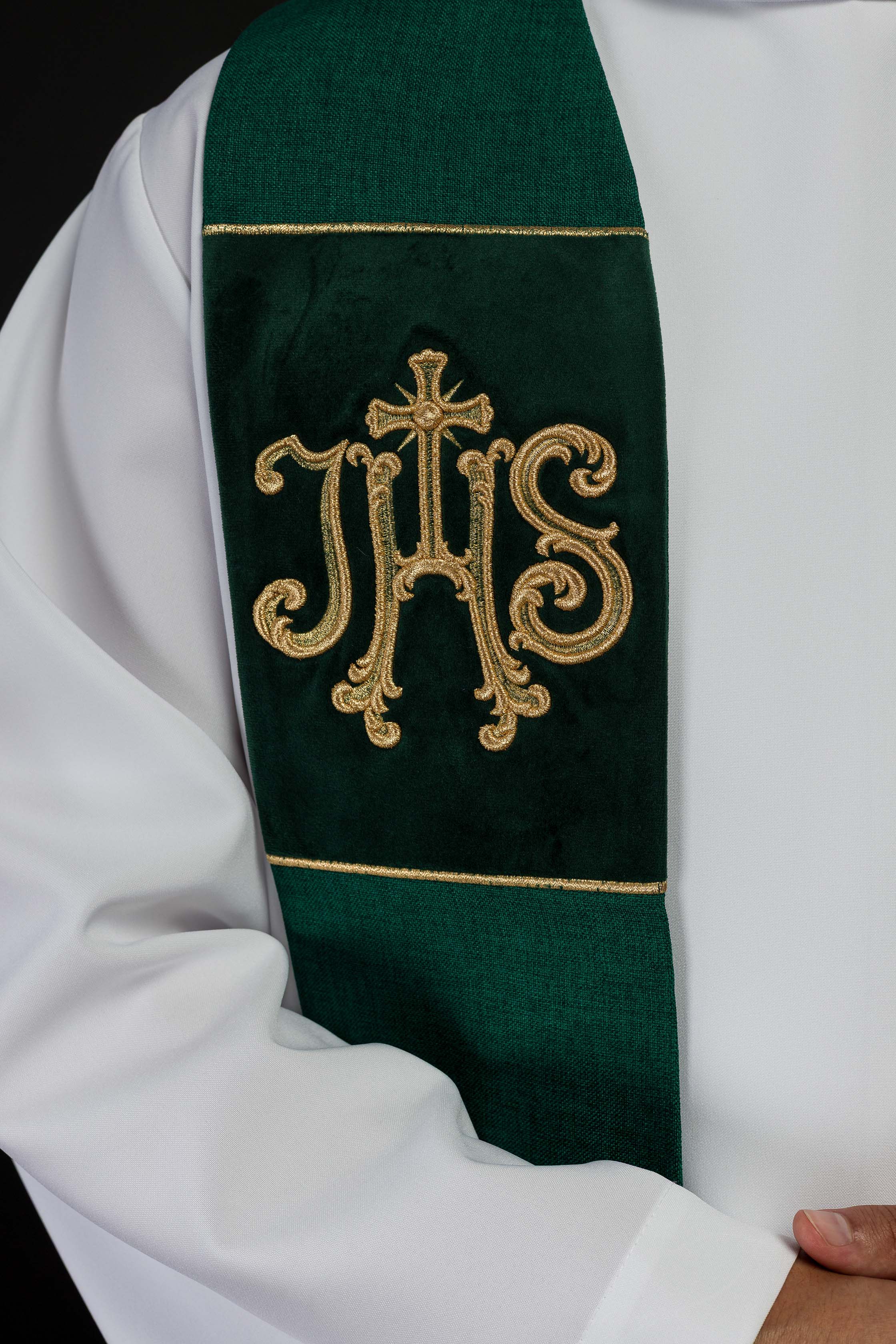 Étole en velours brodée avec motif IHS verte