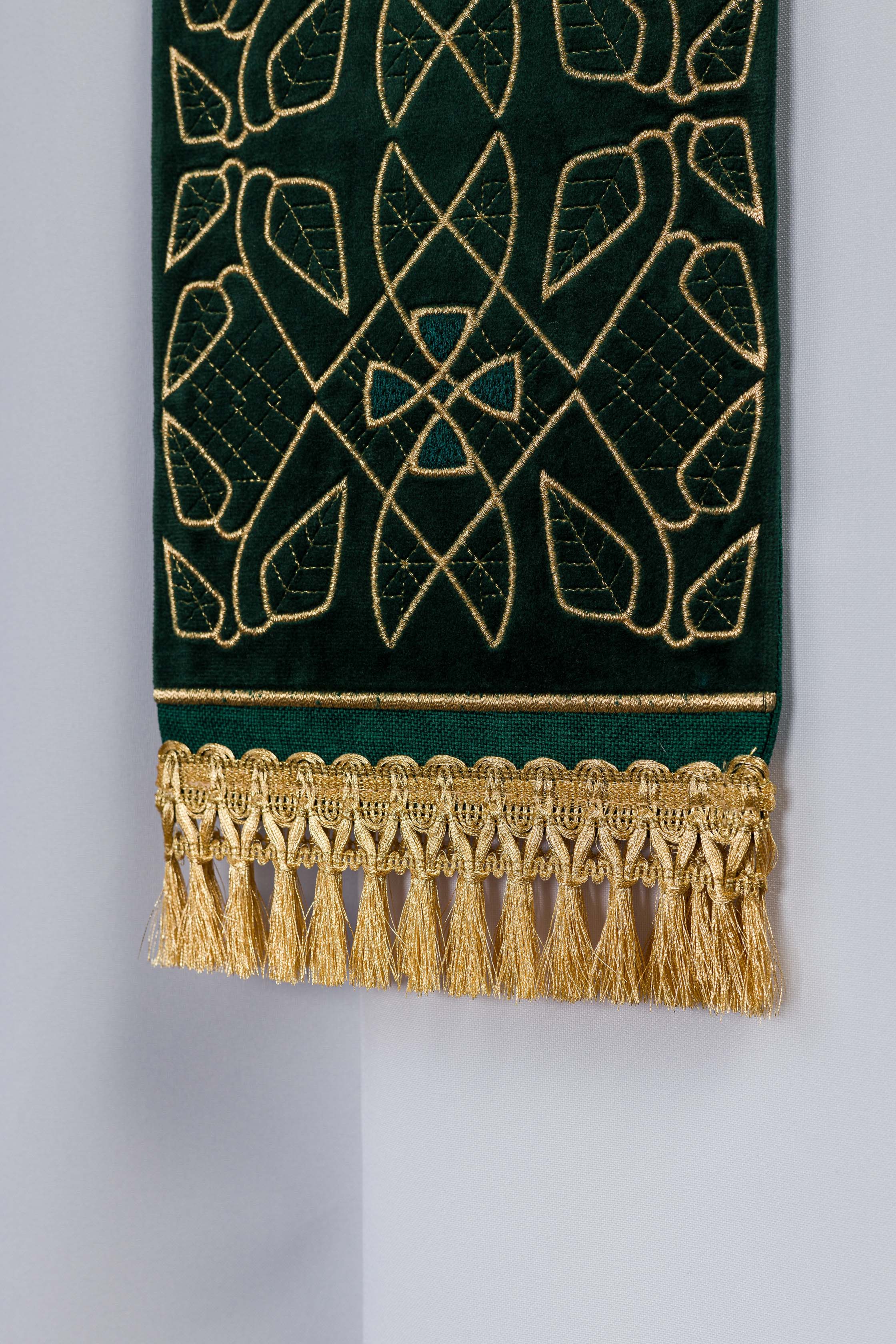 Étole en velours brodée avec motif IHS verte