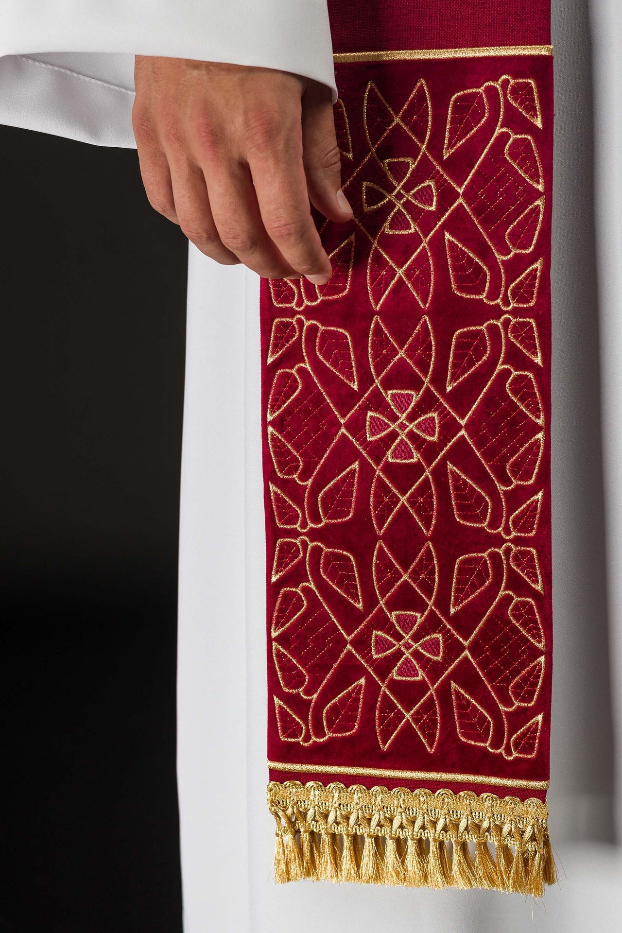 Étole en velours brodée avec le motif IHS de couleur rouge