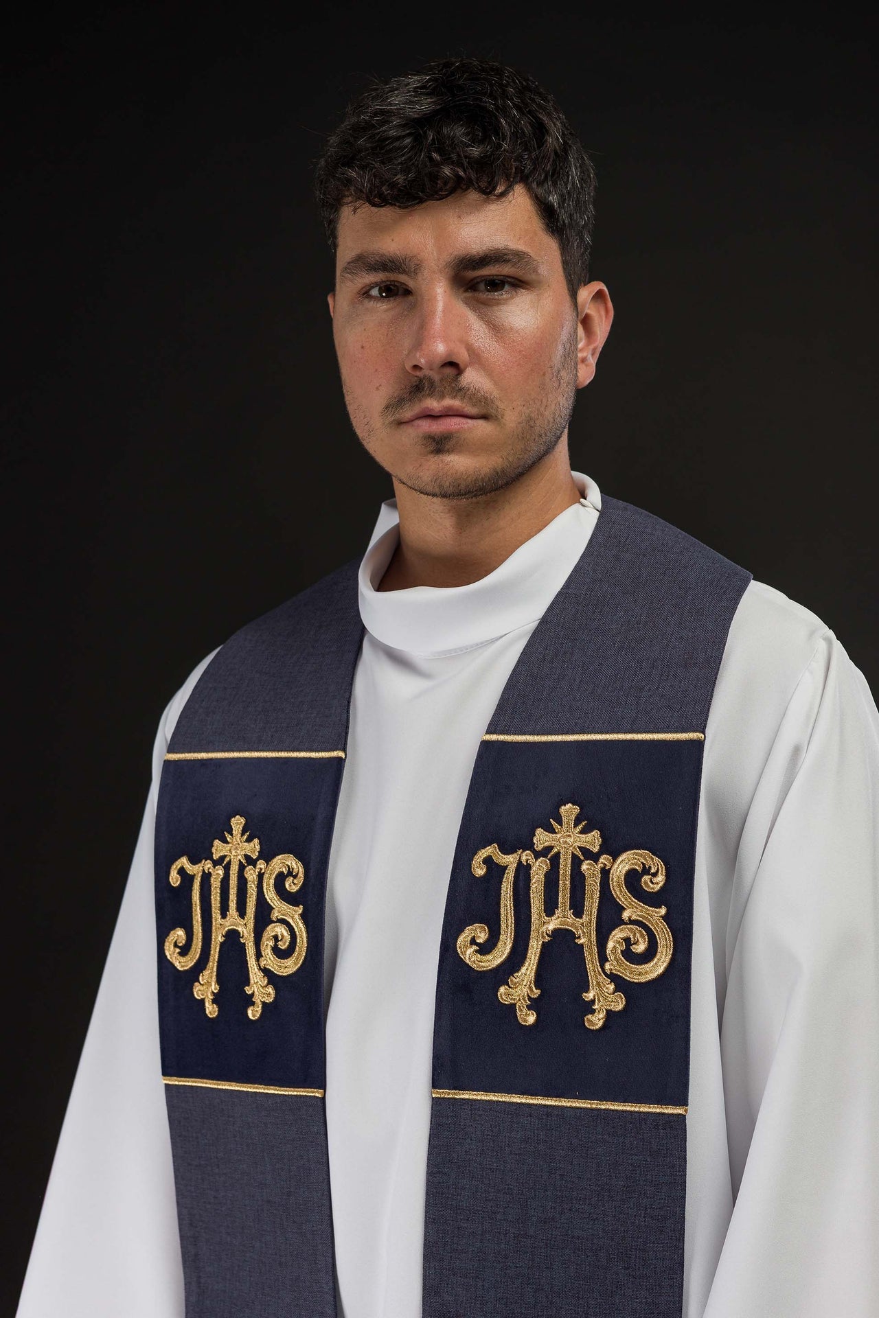 Étole en velours brodée avec le motif IHS de couleur violette