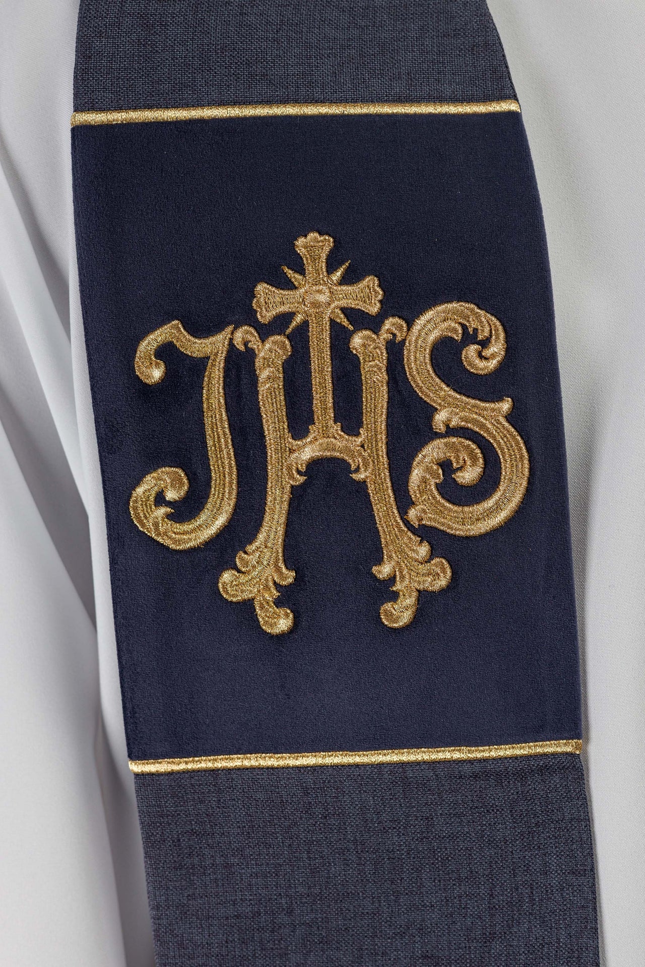 Étole en velours brodée avec le motif IHS de couleur violette