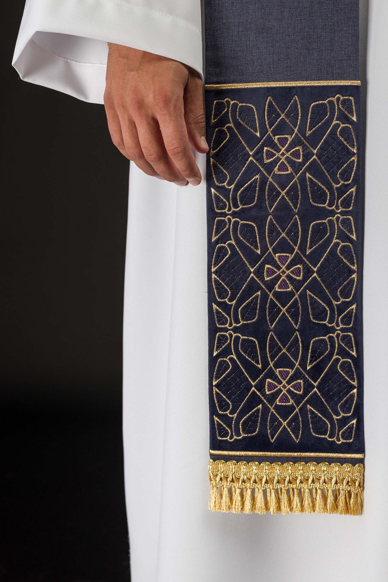 Étole en velours brodée avec le motif IHS de couleur violette