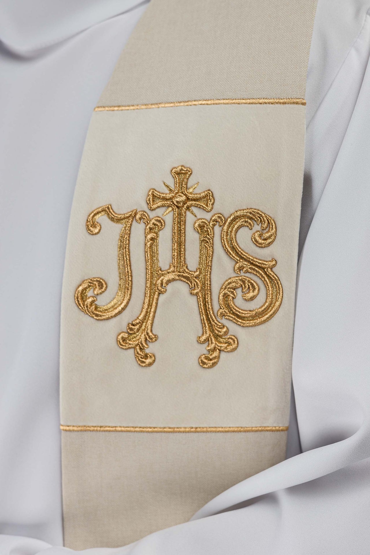 Étole en velours brodée avec le motif IHS de couleur violette