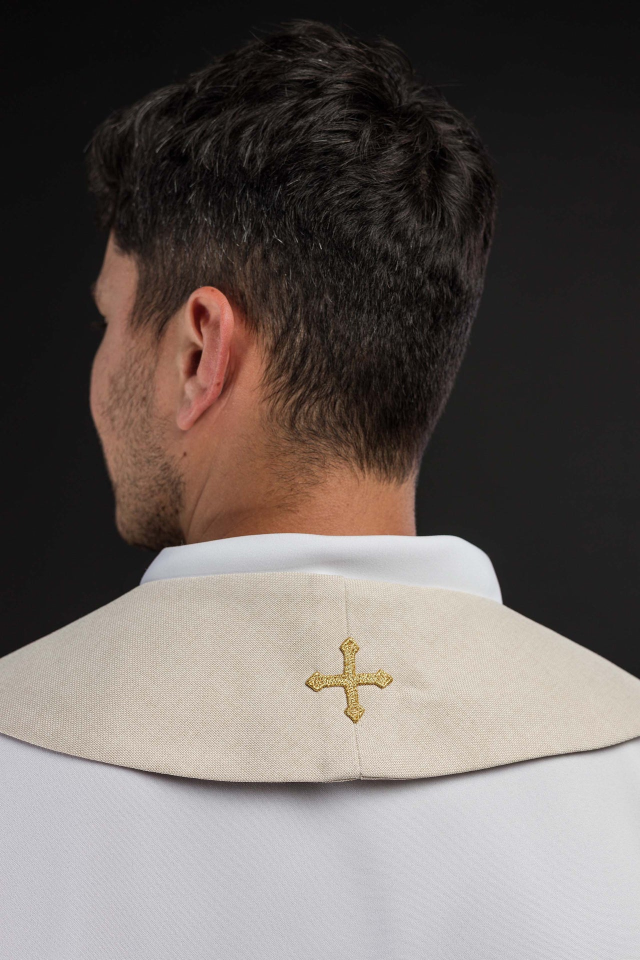 Étole brodée avec le motif IHS en couleur écru