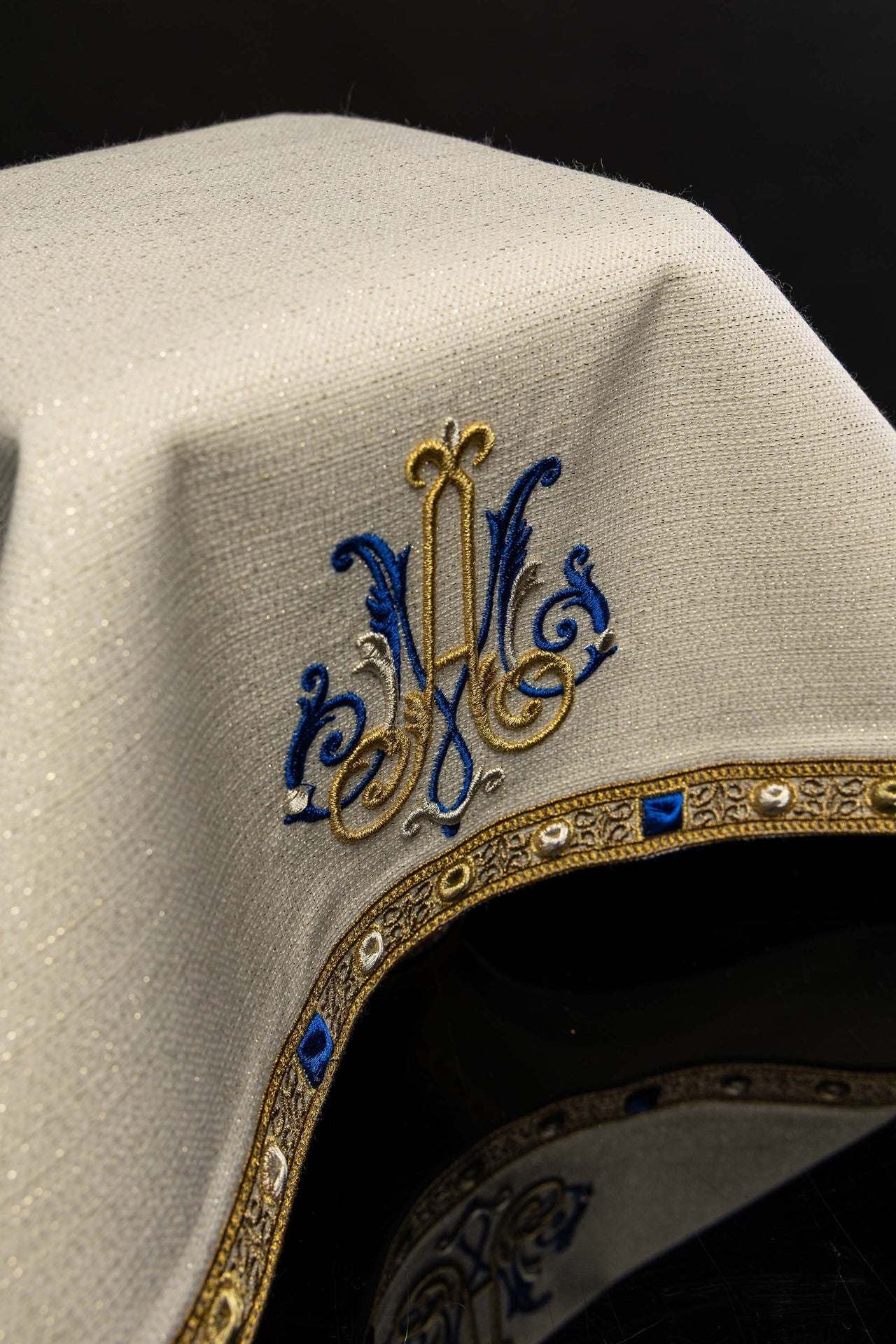 Voile de calice couleur écru avec broderie mariale