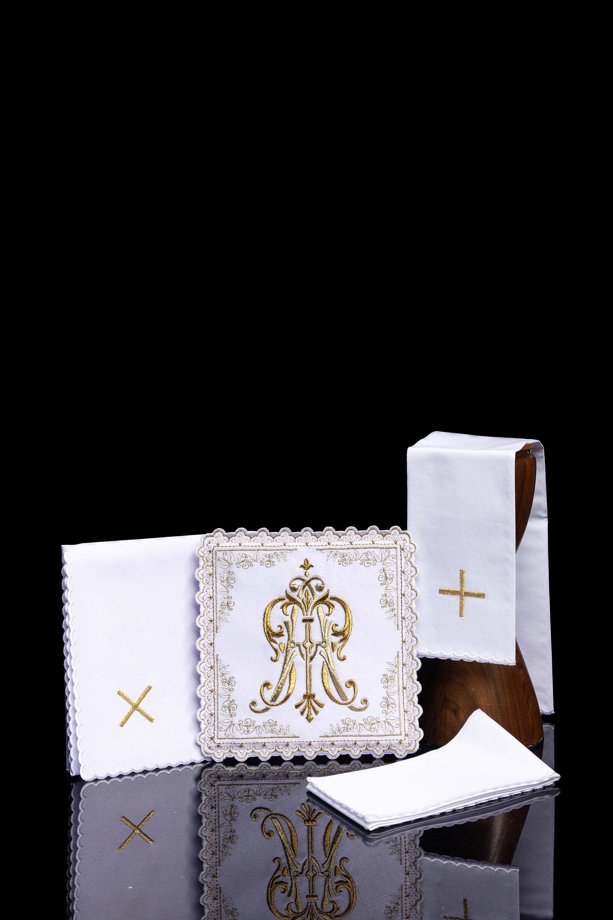 Calice liturgique avec motif marial brodé en or