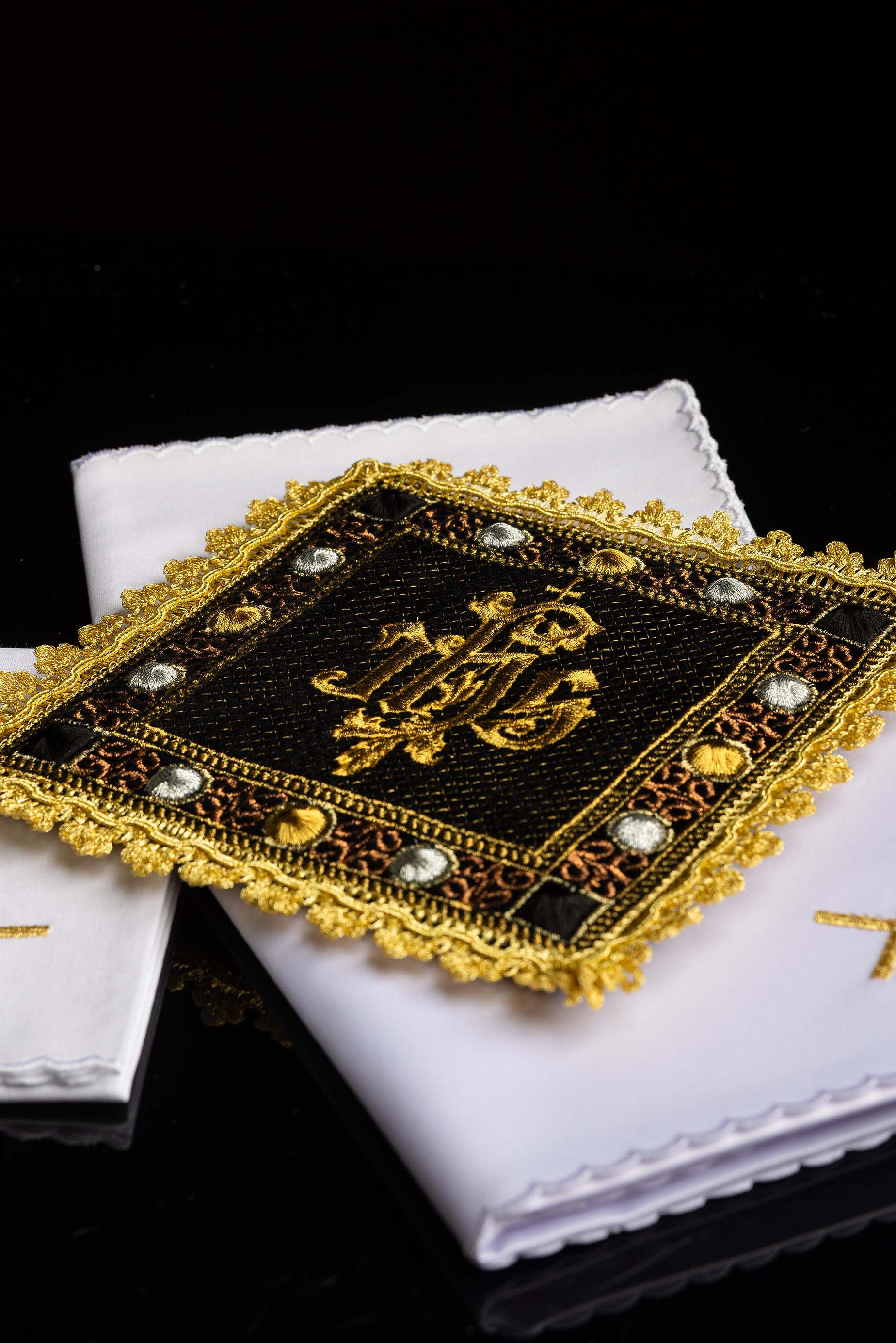 Ensemble de linges d’autel en velours noir avec symbole IHS brodé