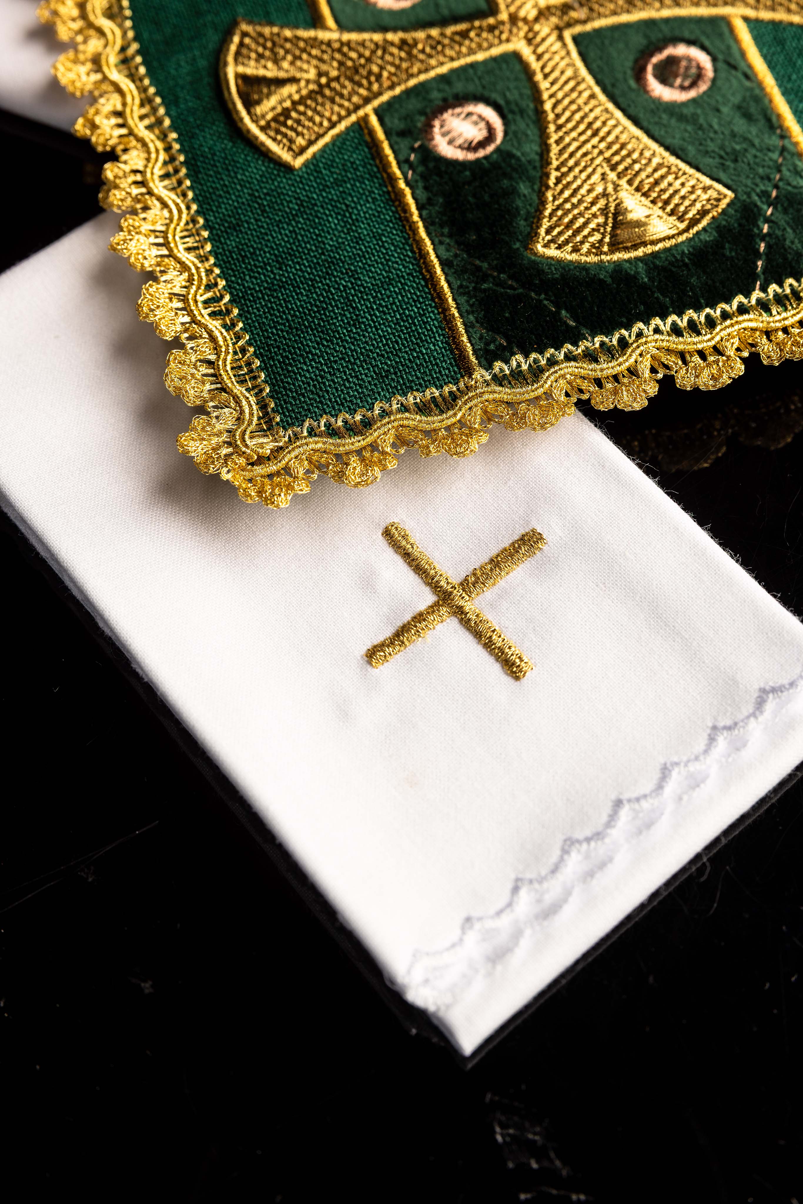 Linge liturgique du calice vert brodé sur velours